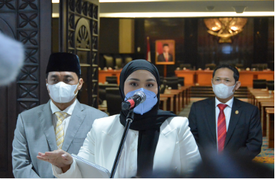 Dewan Perwakilan Rakyat Daerah (DPRD) Provinsi DKI Jakarta akan menindaklanjuti usulan penyusunan Perda tentang Penghormatan, Perlindungan dan Pemenuhan Hak Penyandang Disabilitas. Wakil Ketua DPRD DKI Jakarta Zita Anjani menjelaskan, DPRD melalui Badan Pembentukan Peraturan Daerah (Bapemperda) dalam waktu dekat akan mendalami materi jawaban dari Gubernur Anies Baswedan yang dibacakan Wakil Gubernur Ahmad Riza Patria dalam rapat paripurna. “Selanjutnya jawaban Gubernur akan menjadi pokok bahasan Bapemperda bersama Eksekutif terkait,” katanya di gedung DPRD DKI Jakarta, Selasa (8/2). Dalam pidatonya Riza menjelaskan, nantinya Raperda akan mengatur terkait hak penyandang disabilitas atas pekerjaan di lingkungan Pemprov, BUMD dan swasta sesuai usulan dari Fraksi PKB-PPP, Fraksi Partai Golkar, Fraksi PSI, Fraksi Partai Demokrat, Fraksi PAN, Fraksi PDI Perjuangan, Fraksi PKS, Fraksi Partai Gerindra, dan Fraksi Partai NasDem. “Selama seseorang memenuhi kriteria ragam disabilitas, maka termasuk dalam sasaran Raperda ini. Tak hanya itu, untuk pengembangan kewirausahaan, Raperda juga akan mengatur penguatan bantuan modal bagi wirausaha penyandang disabilitas melalui kerjasama dengan pihak swasta dan juga Jakpreneur,” jelasnya. Selanjutnya, Riza menyatakan bahwa Raperda ini akan mengatur terkait jaminan hak penyandang disabilitas dibidang pendidikan. Salah satu yang diatur yakni peningkatan fasilitas dan ketersediaan guru pendamping khusus (GPK) disetiap sekolah sesuai usulan dari sejumlah Fraksi. “Nanti ada peningkatan jaminan bahwa tidak ada lagi calon peserta didik dengan disabilitas yang ditolak oleh sekolah. Pemenuhan akomodasi yang layak pun harus diatur oleh seluruh penyelenggara pendidikan. Baik swasta maupun Negeri,” ucapnya. Lalu terkait kesehatan, Riza mengaku saat ini fasilitas di tingkat Puskesmas memang masih belum aksesibilitas meskipun sudah dilakukan perbaikan selama dua tahun belakangan, dan itu akan diatur dalam Raperda. “Perbaikan dan pelaksanaannya nanti dapat dilakukan berbasis pada hasil audit bersama dengan organisasi penyandang disabilitas agar sesuai dengan kebutuhan,” katanya. Riza menegaskan Pemprov berkomitmen penuh dalam melaksanakan kesejahteraan sosial khususnya dalam memberikan perlindungan dan pemenuhan hak penyandang disabilitas yang meliputi rehabilitas sosial, jaminan sosial, serta pemberdayaan sosial. “Hal ini akan dicantumkan dalam rancangan pada pasal 29 dan 30,” terangnya. Riza juga menyatakan bahwa Raperda akan jamin ketersediaan aksesibilitas dibidang olahraga, kesenian, juga transportasi khusus penyandang disabilitas. “Hal itu sudah masuk dalam pengaturan Raperda ini, namun masih perlu dilengkapi pihak mana saja yang akan bertanggungjawab dalam pelaksanaannya,” tandasnya. Terakhir, Riza mengungkapkan Raperda akan mengatur terkait perlindungan perempuan dan anak penyandang disabilitas yang nantinya akan dicantumkan pada pasal 46. Diantaranya yakni penyediaan unit layanan informasi dan tindak cepat untuk perempuan dan anak penyandang disabilitas korban kekerasan, memberikan perlindungan khusus sesuai undang-undang, serta menyediakan rumah yang aman dan mudah diakses korban.