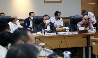 Dewan Perwakilan Rakyat Daerah (DPRD) Provinsi DKI Jakarta menyatakan akan mendalami lagi rencana pencabutan Perda Nomor 1 Tahun 2014 tentang Rencana Detail Tata Ruang dan Peraturan Zonasi (RDTR-PZ). Sebab berdasarkan Undang-Undang Cipta Kerja, pengaturan tentang tata ruang kedepan akan diatur melalui Peraturan Kepala Daerah (Perkada). Dengan demikian, rencana pencabutan Perda Tata Ruang mulai akan dilakukan setelah Pemprov DKI Jakarta menerbitkan Perkada tersebut. “Setelah Perkada jadi, Bapemperda cek. Sesuai gak dengan pembahasan yang telah kita lakukan setahun ini. Kalau tidak sesuai, gak usah dicabut dulu. Kita sepakat opsi pertama, pencabutan dilakukan setelah Pergub diundangkan,” ujar Wakil Ketua DPRD DKI, Mohamad Taufik dalam rapat pimpinan gabungan di gedung DPRD DKI Jakarta, Rabu (9/2). Hal senada juga ditegaskan oleh Ketua Badan Pembentukan Peraturan Daerah (Bapemperda) DPRD DKI Jakarta Pantas Nainggolan. Ia mengatakan seluruh anggotanya telah sepakat Perda dicabut usai Pergub disahkan. “Pencabutan kita lakukan setelah Pergubnya ditetapkan dan diundangkan dalam lembaran daerah, baru kemudian kita mencabut Perda Nomor 1 dan Perda-Perda lain yang berhubungan dengan ini,” ungkapnya. Pantas juga menjelaskan alasan lainnya Perda RDTR-PZ dicabut nanti, agar tidak ada kekosongan hukum selama menunggu proses pembuatan Pergub Tata Ruang hingga final diundangkan. “Dicabutnya Perda setelah Pergub, agar tidak terjadi kekosongan hukum. Jadi selama dia (Pergub) belum ditetapkan ya tetap berlaku (Perdanya),” jelasnya. Dilokasi yang sama, Kepala Dinas Cipta Karya Tata Ruang dan Pertanahan Provinsi DKI Jakarta Heru Hermawanto menjelaskan, saat ini Gubernur sedang mempersiapkan pengajuan surat ke Kementerian Agraria dan Tata Ruang/Badan Pertanahan Nasional (ATR/BPN) untuk permohonan substansi. “Mudah-mudahan dalam minggu ini surat pak Gubernur sudah bisa tersampaikan ke Menteri ATR/BPN untuk permohonan substansi dan dibutuhkan waktu kurang lebih paling cepat 20 hari,” katanya. Selanjutnya Gubernur akan menyusun Perkada pada akhir bulan Maret 2022 dan diserahkan ke Kementerian Dalam Negeri untuk diharmonisasikan. “Setelah itu nanti pak Gubernur akan bersurat kembali ke dewan untuk memohon pencabutan Perda. Kurang lebih seperti itu,” tandasnya.
