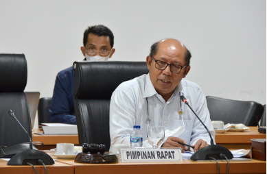 Ketua Badan Pembentukan Peraturan Daerah (Bapemperda) DPRD DKI Jakarta Pantas Nainggolan menyampaikan, masukan terkait subtansi dalam revisi Perda Jaringan Utilitas tetap akan diterima meski pihaknya telah menggelar rapat dengar pendapat (RDP) sebanyak dua kali. “Bapemperda masih terbuka dan sangat berharap untuk bisa menerima masukan lagi yang tentunya untuk memperkaya Bapemperda didalam pembahasan lebih lanjut tentang Raperda ini diwaktu yang akan datang,” ujarnya di gedung DPRD DKI Jakarta, Rabu (16/2). Pantas menyimpulkan, dari seluruh masukan yang telah diterima, penyempurnaan aspek keselamatan, keamanan, kenyamanan dan keindahan akan menjadi salah satu prioritas yang akan diatur dalam Raperda jaringan utilitas ini. “Yang saya dengar selama dua kali RDP ini, pada prinsipnya hampir semua peserta sepakat bahwa perlu ada penataan dan peruntukan ruang yang lebih indah, lebih baik dan lebih humanis. Kita mohon kerjasamanya untuk menyempurnakan Raperda ini sehingga bisa berdayaguna dan berhasil guna di waktu yang akan datang,” ungkapnya. Dalam RDPU yang dilakukan dengan daring, ada sejumlah usul lain seperti yang dikemukakam oleh Deliani Siregar, perwakilan dari Institute for Transportation and Development Policy. Ia meminta agar dilakukan sosialisasi kepada masyarakat pengguna jalan apabila ada pengerjaan utilitas di jalan utama. Sehingga ada opsional pengalihan rute untuk para pengguna jalan. “Bisa ditambahkan juga sebenarnya untuk rencana Informasi Publik dan juga rencana mitigasi gangguan selama pelaksanaan pekerjaan. Karena biasanya tidak terinformasi kapan akan mulai atau selesainya. Kadang-kadang di lapangan ini menjadi hambatan bagi kami untuk melakukan mobilitas,” ucapnya. Deliani juga meminta Raperda ini dapat mengatur tentang standarisasi pengembalian kondisi jalan yang terkena imbas pembetulan utilitas. Pasalnya ditemukan banyak jalan yang rusak dan tidak ramah pejalan kaki serta pengendara setelah ada pengerjaan tersebut. “Harapan kami memang nanti ada standarnya, karena sudah ada beberapa kecelakaan, bukan hanya menimpa teman-teman pejalan kaki tapi juga pesepeda karena jalan tidak rata,” ungkapnya. Pengamat Tata Kota Nirwono Yoga, revisi Perda ini harus secepatnya diselesaikan. Mengingat Jakarta sebagai Ibukota harus menunjukkan keindahan kota yang modern. “Rasanya tidak ada alasan untuk menunda pengesahan Raperda tersebut karena Jakarta harus berani seperti kota-kota besar di dunia yang secara teknis kabel-kabel sudah dibawah yang menunjang keindahan,” ucapnya. Sementara itu, Kepala Dinas Bina Marga Hari Nugroho mengaku akan berupaya semaksimal mungkin mengatur jaringan utilitas yang masih semrawut di Ibukota melalui revisi Perda ini. “Memang Jakarta sudah dari awal semrawut tidak diatur secara komperhensif bahwa SJUT itu harus dibawah seperti di kota maju. Supaya Jakarta kedepan bisa menjadi kota modern, dan kota maju,” tandasnya. Adapun revisi Perda Jaringan Utilitas akan terdiri dari 11 bab diantaranya mencakup keterpaduan penempatan jaringan utilitas, perencanaan penempatan jaringan utilitas, penyelenggaraan sarana jaringan jaringan utilitas, perizinan, pembinaan, pengawasan, penyidikan, hingga ketentuan pidana.