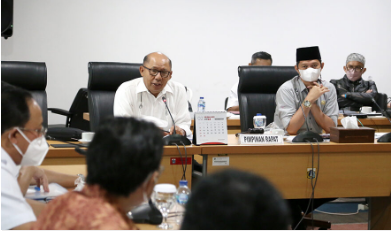 Badan Pembentukan Peraturan Daerah (Bapemperda) DPRD Provinsi DKI Jakarta menggandeng Kementerian Komunikasi dan Informatika (Kominfo) dan Kementerian Pekerjaan Umum dan Perumahan Rakyat (PUPR) dalam merevisi Peraturan Daerah (Perda) Nomor 8 Tahun 1999 tentang Jaringan Utilitas. Ketua Bapemperda DPRD DKI Pantas Nainggolan mengatakan, masukan dari pemerintah pusat diperlukan untuk memperkaya kajian seputar pengelolaan Sarana Jaringan Utilitas Terpadu (SJUT) sesuai konsideran dengan aturan perundang-undangan diatasnya. “Masukan-masukan ini berharga bagi kita. Ini benar-benar terasa implikasinya dengan kementerian pusat, khususnya Kominfo dengan PUPR,” kata Pantas usai Rapat Dengar Pendapat Umum (RDPU) dengan Kementerian Kominfo dan Kementerian PUPR di Gedung DPRD DKI, Rabu (23/2). Di rapat tersebut Perwakilan Direktorat Jenderal Bina Marga Kementerian PUPR RI Simon Austin Gultom menjelaskan, ketentuan izin terhadap Jaringan Utilitas setidaknya harus memenuhi beberapa persyaratan, antara lain dalam kawasan perkotaan dapat ditempatkan RUMAJA (Ruang Manfaat Jalan), di luar bahu jalan/trotoar >1 m (diatas 1 meter), disisi terluar RUMIJA (dalam hal tidak tersedua ruang diluar bahu jalan/trotoar/jalur Lalu Lintas) serta tidak mengganggu keamanan dan keselamatan pengguna jalan. “Untuk diluar kawasan perkotaan atau disisi terluar RUMIJA (Ruang Milik Jalan) di bawah tanah kedalaman paling sedikit 1,5 m dari permukaan jalan terendah (di daerah galian) atau dari tanah dasar (di daerah timbunan). Untuk diatas tanah dilakukan jaringan utilitas pada ketinggian >5 m (diatas 5 meter),” terang Simon. Kemudian, untuk izin Jaringan Utilitas di luar konstruksi jembatan, dikatakan Simon, berlaku paling rendah 1 m dari tepi luar struktur jembatan, bangunan dan jaringan utilitas dapat dipasang pada struktur jembatan tanpa membahayakan konstruksi jembatan mengurangi ruang bebas keselamatan pengguna jalan. “Sedangkan permukaan tanah pada lintasan penempatan di bawah tanah diberi tanda secara permanen,” ungkap Simon. Sementara itu, Pelaksana Tugas (plt) Direktur Pengembangan Pita Lebar Ditjen PPI Kemenkominfo Marvels Situmorang mengatakan, penyusunan konsep perencanaan SJUT sektor telekomunikasi oleh pemerintah daerah dan penyelenggara telekomunikasi wajib memenuhi syarat ketentuan yang berlaku dalam Surat Edaran Bersama Menteri Dalam Negeri dan Menteri Kominfo Nomor 555/11560/SJ dan Nomor 03 Tahun 2018 tentang Pedoman Pembangunan dan Penggunaan Bersama Infrastruktur Pasif Telekomunikasi. Salah satunya, dengan menetapkan konsep perencanaan awal pembangunan ducting bersama. “Perkiraan kebutuhan perencanaan teknis design dan estimasi biaya pembangunan SJUT akan didiskusikan bersama-sama dengan penyelenggara telekomunikasi dengan mepertimbangkan tersedianya kapasitas. Kondisi eksisting dan kebutuhan 10 tahun kedepanya,” ucap Marvels. Sedangkan penggunaan SJUT untuk Kota Jakarta, menurut Marvels, cocok dengan penggunaan tipe HDPE (high-density polyethylene). Dimana, tipe tersebut dibangun lebih mudah dan biaya investasi fleksibel sesuai kebutuhan. “Cocok untuk wilayah dimana jaringan utilitas eksisting di dalam tanah sudah banyak tergelar. Ini juga cocok pada jalan protokol dengan jumlah kabel diatas atau asama dengan 6 di sisi kiri kanan jalan,” sambung Marvels. Merujuk dari referensi Kemenkominfo dan PUPR hari ini, Bapemperda DPRD DKI mendorong Dinas Bina Marga Provinsi DKI Jakarta terus memperhatikan kriteria ketentuan izin jaringan utilitas yang dipersyaratkan sebelum dituangkan dalam beleid pasal per pasal. “Karena di dalam kenyataannya seringkali koordinasi ini menjadi lambat. Jadi demikian kedepan ini bisa menjadi perhatian lintas instansi pemerintah derah dan pusat, sehingga tidak mengurangi kualitas kepada masyarakat Sementara itu, Kepala Dinas Bina Marga Provinsi DKI Jakarta Hari Nugroho memastikan akan menindaklanjuti berbagai saran dan masukan yang disampaikan Kemenkominfo dan Kementerian PUPR dalam upaya memperkuat beleid-beleid yang menjadi poin perubahan dalam Revisi Perda Nomor 8 Tahun 1999 tentang Jaringan Utilitas. Khususnya, dalam rencana induk jaringan utilitas. “Jadi akan kita sesuaikan menurut kebutuhan sesuai rekomendasi teknis,” tandas Hari Nugroho.