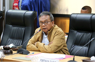 Dewan Perwakilan Rakyat Daerah (DPRD) Provinsi DKI Jakarta secara resmi akan melantik Khoirudin sebagai Wakil Ketua DPRD Provinsi DKI Jakarta dari Fraksi Partai Keadilan Sejahtera (PKS) dalam rapat Paripurna. Pelantikan tersebut diputuskan setelah Wakil Ketua Badan Musyawarah (Bamus) DPRD DKI Mohamad Taufik menetapkan jadwal dan disetujui seluruh anggota. Adapun Paripurna akan digelar pada pekan depan, Senin (14/3) pukul 13.00 WIB. “Sebagaimana tata tertib kita, bahwa pemberhentian pimpinan DPRD harus ditetapkan oleh rapat paripurna. Kita sepakat pada tanggal 14 Maret ya,” ujarnya di gedung DPRD DKI, Jumat (4/3). Dalam kesempatan tersebut, Taufik menjelaskan bahwa Khoirudin akan menggantikan Abdurrahman Suhaimi yang telah menjabat selama dua tahun lima bulan sejak dilantik pada 14 Oktober 2019 lalu. “Pekan depan dalam Paripurna selain melaksanakan pengangkatan Pak Khoirudin, kita juga akan mengumumkan pemberhentian Pak Suhaimi,” tandasnya.