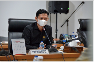 Dewan Perwakilan Rakyat Daerah (DPRD) Provinsi DKI Jakarta menyatakan akan berupaya memenuhi seluruh komponen yang menjadi hak penyandang disabilitas dalam penyusunan perubahan Perda Nomor 10 Tahun 2011 tentang Perlindungan Penyandang Disabilitas. Wakil Ketua Badan Pembentukan Peraturan Daerah (Bapemperda) DPRD DKI Jakarta Dedi Supriyadi mengatakan, revisi Perda tersebut bertujuan untuk memperjuangkan lagi hak-hak penyandang disabilitas dari diskriminasi yang masih berlangsung. “Artinya paradigma right base-nya disabilitas harus terpenuhi, jadi tidak bersandar pada charity base. Ini bukan tindakan-tindakan kesukarelawanan tetapi karena memang ini harus dipenuhi hak-haknya kepada para penyandang disabilitas,” kata Dedi di Gedung DPRD DKI, Senin (14/3). Pada kesempatan rapat dengar pendapat yang digelar, ia memastikan akan terus terbuka dalam menampung seluruh masukan dan saran dari banyak stakeholder, mulai dari akademisi, perwakilan organisasi, asosiasi, lembaga hingga koalisi-koalisi masyarakat. “Jadi akan kami terus tindaklanjuti, agar rancangan Perda ini bisa sesuai harapan dan memenuhi hak-hak penyandang disabilitas,” ungkap Dedi. Dalam pembahasan awal Raperda tentang Pelaksanaan Penghormatan, Perlindungan dan Pemenuhan Hak Penyandang Disabilitas nantinya akan memuat 29 definisi yang digunakan dalam Raperda yang mencakup disabilitas fisik, disabilitas intelektual, disabilitas mental dan disabilitas sensorik. Selanjutnya, 11 asas pelaksanaan penghormatan perlindungan dan pemenuhan hak penyandang disabilitas dan lima tujuan pengaturan dalam Raperda, 22 hak penyandang disabilitas berdasarkan UU Nomor 8 Tahun 2016 serta 18 bidang pemerintahan yang menjadi pelaksanaan penghormatan perlindungan dan pemenuhan hak penyandang disabilitas. Ariani Soekanwo sebagai salah satu tokoh hak politik disabilitas juga berharap adanya kepastian hak penyandang disabilitas melalui revisi Perda tentang Pelaksanaan Penghormatan, Perlindungan dan Pemenuhan Hak Penyandang Disabilitas yang tengah memasuki proses pembahasan bersama Dinas Sosial (Dinsos) sebagai leading sektor. “Khususnya layanan publik dalam tempat-tempat di dalam ruang public itu harus dimasukan,” terang Ariani. Sedangkan, perwakilan organisasi Perhimpunan Jiwa Sehat Reni Yosa Damayanti mengusulkan agar draf revisi perda tentang Pelaksanaan Penghormatan, Perlindungan dan Pemenuhan Hak Penyandang Disabilitas juga memperkuat aturan kewajiban dalam pemberian jaminan sosial atau jaminan kesehatan tingkat daerah. “Ini harus dielaborasi lagi dalam perlindungan sosialnya, dan layanan kesehatan ini juga memberikan akses bagaimana, kalau di pemerintah pusat ini kan ada PBI (Penerima Bantuan Iuran),” sambung Reni. Sementara itu, Kepala Dinas Sosial Provinsi DKI Jakarta Premi Lasari memastikan pihaknya akan terus terbuka dalam mengakomodir masukan dan harapan dari para penyandang disabilitas dalam beleid penyusunan Raperda tentang Pelaksanaan Penghormatan, Perlindungan dan Pemenuhan Hak Penyandang Disabilitas sebagai penyempurna atas Perda Nomor 10 Tahun 2011 tentang Penyandang Disabilitas. “Kami akan terus memperbaiki sesuai masukan-masukan hari ini, dan kami akan bahas lagi secara internal kemudian ada pelibatan perangkat daerah yang nanti akan bahas nanti,” tandas Premi.