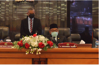 Dewan Perwakilan Rakyat Daerah (DPRD) Provinsi DKI Jakarta telah resmi mengumumkan pemberhentian Wakil Ketua Abdurrahman Suhaimi dan rencana pengangkatan Calon Pengganti Wakil Ketua DPRD DKI atas nama Khoirudin dari Fraksi PKS dalam rapat paripurna, Senin (14/3). Wakil Ketua DPRD DKI Mohamad Taufik mengatakan, keputusan pemberhentian Wakil Ketua Abdurrahman Suhaimi telah sesuai dengan Peraturan Pemeritah (PP) Nomor 12 Tahun 2018 Pasal 37 Ayat (1) dan (2) tentang Pedoman Penyusunan Tata Tertib DPRD Provinsi Kabupaten dan Kota, dan Pasal 87 Peraturan DPRD Provinsi DKI Jakarta Nomor 1 Tahun 2022 tentang Tata Tertib DPRD DKI. Sedangkan rencana penggantian Wakil Ketua DPRD DKI Fraksi PKS juga dilatarbelakangi Surat Keputusan Dewan Pengurus Pusat PKS Nomor 166/SKEP/DPP-PKS/2021 tanggal 27 Desember 2021 tentang penggantian Anggota Alat Kelengkapan Dewan DPRD Provinsi DKI Jakarta dari Fraksi PKS. “Kami sampaikan usul pemberhentian Saudara H. Abdurrahman Suhaimi, Lc, MA sebagai Wakil Ketua DPRD Provinsi DKI Jakarta dan mengumumkan penetapan saudara Drs. Khoirudin, M.Si sebagai calon pengganti Wakil Ketua DPRD Provinsi DKI Jakarta dari Fraksi Partai Keadilan Sejahtera (FPKS),” kata Taufik di Gedung DPRD DKI. Untuk diusulkan peresmian penganggkatannya, dikatakan Taufik, pihaknya akan memproses kepada Menteri Dalam Negeri (Mendagri) melalui Gubernur Provinsi DKI Jakarta sebagai Wakil Ketua DPRD Provinsi DKI Jakarta sisa masa jabatan 2019-2024. “Karena usulan sudah masuk, jadi kita berkirim surat misalnya hari ini. Insya Allah nanti sudah diproses,” ungkap Taufik. Sementara itu, Calon Pengganti Wakil Ketua DPRD DKI Fraksi PKS Khoirudin menyatakan siap dalam mengemban amanah sebagai Wakil Ketua DPRD DKI sisa masa jabatan 2019-2024 tanpa terkecuali. “Jadi penggantian (Wakil Ketua DPRD) ini semata-mata untuk memaksimalkan penugasan bersama hubungan eksekutif dengan legislatif akan terus lebih baik kedepan,” tandas Khoirudin.