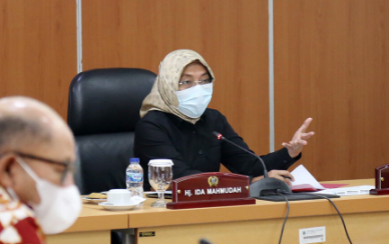 Ketua Komisi D DPRD DKI Jakarta Ida Mahmudah mengatakan, anggaran Pemulihan Nasional (PEN) yang ada di Dinas SDA di sepanjang tahun 2021 hanya terserap 66,74% atau Rp764,5 miliar dari total Rp1,1 triliun. “Terkait dengan penyerapan pembelian lahan atau pembebasan lahan itu cukup lumayan rendah dan pakai anggaran PEN,” ujarnya di gedung DPRD DKI Jakarta, Selasa (1/3). Menurut Ida, Dinas SDA harus melakukan akselerasi. Sebab pemerintah pusat telah mengingatkan dan memberikan perpanjangan waktu kepada Pemerintah Provinsi DKI Jakarta untuk menyelesaikan program tersebut hingga akhir Maret 2022 ini. “Kita kemarin permintaan perpanjangan waktu, kalau bulan Maret kan hanya tinggal sebulan lagi, dengan sisa anggaran 371 miliar harus secepatnya direalisasikan,” katanya. Sementara Kepala Dinas SDA DKI Jakarta Yusmada Faizal menjelaskan bahwa kinerja yang dilakukan jajarannya telah sesuai dengan standar, pedoman dan manual (SPM). Dengan mekanisme tersebut ia meyakini sisa anggaran Rp371 miliar akan terserap optimal di bulan ini. “Dari 371 miliar sudah ada floatingnya terutama kaitannya dengan yang sudah SPM. Tantangan kita harus selesai akhir Maret ini,” ucapnya. Yusmada menyampaikan sisa dana tersebut akan dialokasikan untuk 13 sungai besar di Jakarta. Masing-masing adalah Sungai atau Kali Sunter yang berada di Kelurahan Cipinang Melayu, Kelurahan Pondok Bambu, Kelurahan Cipinang Muara. Selanjutnya Sungai atau Kali Ciliwung yang berada di Kelurahan Rawajati, Kelurahan Pejaten Timur, Kelurahan Tanjung Barat, Kelurahan Cawang, Kelurahan Bale Kambang, Kelurahan Cililitan dan Kelurahan Gedong. Lalu Kali Angke yang berada di Kelurahan Duri Kosambi, Kelurahan Kembangan Selatan dan Kali Jati Kramat di Kelurahan Pondok Kelapa. “Ini yang akan menjadi konsen kita, pembebasan lahan, sesuai komitmen kita Pemprov mendukung program peningkatan kapasitas sungai. Kedepan tetap akan kita prioritaskan untuk menyelesaikan area kritis di daerah 13 kali ini. Terutama lima kali besar yakni Pesanggrahan, Angke, Sunter, Ciliwung dan Jati Kramat,” tandasnya.