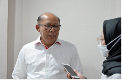 Badan Pembentukan Peraturan Daerah (Bapemperda) DPRD DKI berharap Rancangan Peraturan Gubernur (Rapergub) tentang Rencana Detail Tata Ruang (RDTR) Provinsi DKI Jakarta Tahun 2022-2042 segera dituntaskan. Ketua Bapemperda DPRD DKI Jakarta Pantas Nainggolan mengatakan, akselerasi pengesahan perlu dilakukan mengingat Peraturan Daerah nomor 1 tahun 2014 tentang RDTR kini sudah tidak lagi ideal dengan pesatnya pembangunan di Jakarta. “Harapan kita agar Pergub RDTR bisa cepat selesai sehingga bisa segera diimplementasikan kepada masyarakat. Apalagi sudah banyak perubahan karena perkembangan jaman,” ujar Pantas usai mengikuti Rapat Lintas Sektor Ranpergub RDTR melalui daring, Selasa (22/3). Ia mengaku akan terus mengawal Rapergub RDTR ini hingga disahkan, dan memastikan usulan-usulan hasil dari pembahasan yang telah dilakukan Bapemperda selama ini tercantum dalam payung hukum tersebut. “Saya memastikan agar apa yang dibahas hari ini, adalah lanjutan dari hasil pembahasan kita di Bapemperda bersama eksekutif,” ucapnya. Di kesempatan yang sama, Gubernur DKI Jakarta Anies Baswedan menjelaskan, dalam Pergub ini ada enam tujuan yang ingin dicapai Pemprov agar konsep penataan ruang Ibukota bisa lebih baik. Pertama, terciptanya pembangunan kota yang berorientasi transit dan digital dengan cara perluasan pendestrian sepeda, integrasi jaringan transportasi umum, penyediaan park and ride, pengembangan kawasan kompak berbasis transit dan peningkatan intensitas ruang di kawasan sekitar transportasi publik massal. “Kedua terciptanya hunian yang layak dan berkeadilan, serta pemukiman yang mandiri dengan cara membuat peningkatan kuantitas dan kualitas hunian vertikal terjangkau di perkotaan dan peningkatan kualitas kawasan perkampungan dengan prinsip partisipasif untuk mencapai nol RW kumuh,” ungkapnya. Ketiga, terwujudnya ruang dan pelayanan kota yang berketahanan dan terintegrasi dengan wilayah sekitar Bogor, Depok, Tangerang, Bekasi, Puncak dan Cianjur (Bodetabekpunjur). Keempat, terciptanya penataan ruang yang mendukung peran Jakarta sebagai kota bisnis berskala global dengan cara pengembangan kawasan Transit Oriented Development (TOD) sebagai pusat bisnis baru, digitalisasi kehidupan perkotaan, pengembangan industri kreatif ramah lingkungan, dan pengembangan pariwisata perkotaan. “Kelima, terwujudnya pengembangan kawasan pesisir, perairan, dan Kepulauan Seribu yang berkelanjutan dan berkeadilan,” terang Anies. Kemudian yang terakhir terciptanya penataan ruang yang mendukung peran Jakarta sebagai Pusat Pemerintahan dan Kebudayaan.
