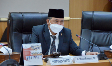 DPRD Provinsi DKI Jakarta akan menggelar Rapat Paripurna penyampaian pidato Gubernur mengenai Laporan Keterangan Pertanggungjawaban (LKPJ) Provinsi DKI Jakarta Tahun Anggaran 2021. Wakil Ketua Badan Musyawarah (Bamus) DPRD DKI Jakarta Misan Samsuri mengatakan, berdasarkan hasil rapat Bamus Paripurna akan digelar, Rabu (6/4) besok. Laporan pertanggungjawaban itu merupakan amanat Pasal 19 ayat 1 Peraturan Pemerintah nomor 13 tahun 2019 menyatakan bahwa Kepala Daerah wajib menyampaikan LKPJ kepada DPRD yang dilakukan satu kali dalam satu tahun. “LKPJ disampaikan dalam Rapat Paripurna paling lambat tiga bulan setelah anggaran berakhir,” ujarnya saat rapat Bamus di gedung DPRD DKI Jakarta, Selasa (5/4). Bamus juga menjadwalkan pembahasan LKPJ di masing-masing Komisi, yakni pada 11 sampai 12 april 2022 mendatang sesuai pasal 20 ayat 1 paling lambat 30 hari setelah LKPJ diterima DPRD. “Sesuai kesepakatan bersama, setelah pembahasan di Komisi, kita akan lalukan rapat pimpinan gabungan dan dilanjutkan Banggar pada 18 April 2022,” tandasnya. Selanjutnya, DPRD akan menggelar rapat Paripurna penyampaian rekomendasi atas LKPJ tahun anggaran 2021 pada 25 April 2022 mendatang.