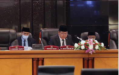 Dewan Perwakilan Rakyat Daerah (DPRD) Provinsi DKI Jakarta menyampaikan laporan hasil reses pertama yang telah dilaksanakan sejak 23 Februari sampai 15 Maret tahun 2022 melalui rapat paripurna, Selasa (5/4). Wakil Ketua DPRD DKI Jakarta Misan Samsuri sebagai pimpinan rapat paripurna meminta seluruh aspirasi masyarakat yang tertuang dalam laporan reses pertama itu ditindaklanjuti dengan memasukan dalam program Musyawarah Perencanaan Pembangunan (Musrenbang) untuk Rencana Kerja Pemerintah Daerah (RKPD) tahun 2023. “Kompilasi aspirasi masyarakat ini akan kami sampaikan kepada Gubernur untuk dijadikan bahan masukan dan evaluasi, serta kajian lebih lanjut dalam tahapan perencanaan program Musrenbang dan penyusunan RAPBD,” ujarnya di gedung DPRD DKI Jakarta, Selasa (5/4). Pernyataan Misan merujuk kepada poin-poin laporan reses pertama tahun 2022 pimpinan dan anggota dewan yang dibacakan Anggota Komisi E yakni Idris Ahmad. Ada sejumlah poin di masing-masing bidang yang ditekankan DPRD dalam rangka penyempurnaan kegiatan yang bersentuhan langsung dengan masyarakat. Pertama, dalam salah satu butir aspirasi Bidang Pemerintahan Pertanahan dan Ketertiban Umum, DPRD DKI meminta agar Dinas Penanggulangan Kebakaran dan Penyelamatan (Gulkarmat) DKI Jakarta membuat posko pemadam di daerah rawan kebakaran, terutama di Wilayah Kapuk Muara. “Mengingat wilayah Kapuk Muara merupakan daerah yang rawan terjadi kebakaran, maka kami mengusulkan agar pemadam kebakaran dapat standby disana untuk memaksimalkan dan mempercepat proses antisipasi serta penanggulangan kebakaran dan penyelamatan,” kata Idris. Kedua, untuk Bidang Perekonomian dan Keuangan Daerah, DPRD DKI meminta agar Pemprov dapat membantu warga untuk menggerakan roda perekonomian pasca Pandemi Covid-19 melalui program Jakpreneur. “Kami mengusulkan agar Pemprov memberi modal bagi pelaku usaha mikro kecil menengah (UMKM), juga bisa memberikan pelatihan Koperasi diharapkan masyarakat lebih kreatif mengembangkan usahanya,” tambah Idris. Ketiga, dalam salah satu poin aspirasi Bidang Pembangunan dan Lingkungan Hidup, DPRD DKI mendorong Pemprov untuk membuat gorong-gorong disejumlah wilayah rawan tergenang. “Dalam rangka mitigasi terjadinya banjir, memohon agar Pemprov segera merealisasikan pembuatan gorong-gorong saluran air Tanjung Priok, normalisasi gorong-gorong di Kelurahan Kebon Jeruk, dan mengeruk gorong-gorong di Kelurahan Tegal Alur, Kebon Kosong, Kemayoran,” ungkap Idris. Terakhir, untuk Bidang Kesejahteraan Rakyat dan Pendidikan, DPRD DKI untuk meningkatkan kesejahteraan bagi pengurus dan tenaga pengajar Pendidikan Anak Usia Dini (PAUD). “Dibutuhkan hibah PAUD untuk mendukung aktivitas belajar dan mengajar, pembangunan sarana dan prasarana untuk PAUD di wilayah Pegangsaan. Selain itu, perbaikan PAUD juga dibutuhkan di Kelurahan Pondok Kopi dan di Kelurahan Harapan Mulya,” tandasnya.