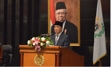 Wakil Gubernur DKI Jakarta Ahmad Riza Patria menyampaikan laporan keterangan pertanggungjawaban (LKPJ) penggunaan APBD tahun anggaran 2021 dalam forum rapat Paripurna DPRD DKI Jakarta, Rabu (6/4). Dalam pidatonya, Riza memaparkan sejumlah realisasi penggunaan anggaran yang telah dilaksanakan satuan dan unit kerja perangkat daerah di sepanjang tahun 2021 lalu. Antara lain, pendapatan daerah tahun anggaran 2021 tercapai 100,60% yakni sebesar Rp65,59 triliun dari target Rp65,20 triliun. Besaran tersebut diperoleh dari pendapatan asli daerah (PAD) sebesar Rp41,63 triliun atau 92,15%, realisasi pendapatan transfer sebesar Rp22,67 triliun atau 134,37% serta lain-lain pendapatan daerah yang sah Rp1,28 triliun atau 40,81%. “Walaupun secara keseluruhan pendapatan daerah mencapai realisasi sangat baik, namun realisasi beberapa komponen pajak daerah kurang dari 95 persen seperti BPHTB dan PBB-P2 akibat tingginya penyebaran Covid-19,” ujar Riza. Selanjutnya, ia menjelaskan untuk pos realisasi belanja daerah sampai akhir tahun 2021 tercatat Rp61,73 triliun atau hanya mencapai 88,20% dari target yang direncanakan sebesar Rp69,99 triliun. “Tidak tercapainya realisasi tersebut karena adanya pembatasan kegiatan akibat pandemi, kendala teknis seperti keterbatasan waktu proses pengadaan barang jasa, dan harga lebih tinggi dari pagu anggaran,” ucapnya. Kemudian untuk penerimaan pembiayaan dapat direalisasikan sebesar Rp11,91 triliun atau 81,15% dari target Rp14,68 triliun. Sedangkan untuk realisasi pengeluaran pembiayaan tercatat Rp5,94 triliun atau 61,26% dari rencana sebesar Rp9,69 triliun. Adapun rincian pengeluaran pembiayaan yakni dialokasikan untuk penyertaan modal pemerintah daerah kepada Perumda Air Minum Jaya, Perumda Pembangunan Sarana Jaya, PT Food Station Tjipinang Jaya, PT Jakarta Propertindo, PT Jakarta Tourisindo, dan PT MRT Jakarta sebesar Rp5,9 triliun. Selanjutnya untuk pembayaran pokok hutang sebesar Rp33,62 miliar, serta pemberian pinjaman daerah kepada masyarakat sebesar Rp200 miliar. “Dengan realisasi pendapatan belanja daerah dan pembiayaan daerah tersebut maka terdapat sisa lebih perhitungan anggaran (SiLPA) tahun 2021 sebesar Rp9,63 triliun,” terangnya. Sementara itu, Wakil Ketua DPRD DKI Jakarta Mohamad Taufik menjelaskan, laporan pertanggungjawaban penggunaan APBD yang telah dipaparkan Wakil Gubernur akan ditindaklanjuti dalam bentuk evaluasi di lima Komisi di DPRD DKI Jakarta. Sesuai hasil rapat Badan Musyawarah, pembahasan di tingkat Komisi akan digelar pada 11 dan 12 April, kemudian dilanjutkan pembahasannya di rapat Badan Anggaran (Banggar) dan Rapat Pimpinan Gabungan pada 18 April 2022 mendatang. “Rekomendasi DPRD atas Pembahasan Laporan Keterangan Pertanggungjawaban Gubernur Tahun 2021 yang akan disampaikan dalam rapat Paripurna DPRD pada Senin 25 April mendatang,” tandas Taufik.