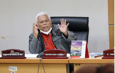 Komisi B DPRD Provinsi DKI Jakarta menilai masih banyak Badan Usaha Milik Daerah (BUMD) yang loyo dalam menyerap penyerapan modal daerah (PMD). Bahkan dalam Laporan Keterangan Pertanggungjawaban (LKPJ) penggunaan APBD tahun 2021, masih ada BUMD yang sama sekali tidak melakukan penyerapan PMD. Sekertaris Komisi B DPRD DKI Jakarta Pandapotan Sinaga mengatakan, tentu kondisi tersebut menjadi sesuatu hal yang patut disayangkan. Padahal banyak program kerja atau penugasan yang diberikan langsung pemerintah kepada BUMD, khususnya untuk kesejahteraan masyarakat Jakarta. “Karena itu kita akan perketat pemberian PMD kedepannya. Kalau memang tidak mampu mengeksekusi segera, ya tidak kita berikan,” ujarnya di gedung DPRD DKI Jakarta, Selasa (12/4). Berdasarkan LKPJ pengunaan APBD tahun 2021 BUMD yang berhasil mencatatkan optimalisasi penyerapan APBD adalah PT MRT Jakarta dan PT Transportasi Jakarta (Transjakarta). Sementara tujuh lainnya hanya mencatatkan penyerapan di bawah 70%. Masing-masing yakni Perumda Air Minum (PAM) Jaya menyerap 10,36%, Perumda Pembangunan Sarana Jaya menyerap 27%, Perumda Pasar Jaya menyerap 35%, dan PT Jakarta Propertindo (Jakpro) 61%. Sementara PT Jakarta Tourisindo (JakTour), PT Food Station Tjipinang Jaya dan Perumda PAL Jaya menjadi sorotan lantaran penyerapan PMD 0%. “Jangan pada saat proses permintaan PMD ngotot, tapi saat diberikan tidak direalisasikan. Berikutnya kita akan kawal, kalau sudah kita berikan maka harus segera direalisasikan,” tegas Pandapotan. Dalam rapat kerja, sejumlah direktur BUMD menyampaikan sejumlah alasan mengenai rendahnya serapan PMD. Seperti Direktur Utama (Dirut) PAM Jaya Syamsul Bachri Yusuf menyampaikan, salah satu penyebab pihaknya rendah menyerap PMD lantaran terlambatnya mendapatkan tender untuk pembangunan Sistem Pengelolaan Air Minum (SPAM). “Memang masih ada Rp679 miliar belum kita serap. Kendala utama di mitra, tapi kita akan upayakan agar selanjutnya untuk tahun 2022 tetap kita adakan tender dahulu, meskipun realisasi baru diawal tahun 2023,” ungkapnya. Untuk tidak terserapnya sama sekali PMD di PT Jaktour Perseroda dijelaskan Novita Dewi selaku Dirut dikarenakan pandemi Covid-19. Ia menyampaikan, PMD yang diberikan pemerintah dalam APBD tahun anggaran 2021 sebesar Rp138,8 miliar. PMD tersebut rencananya akan digunakan untuk merevitalisasi sejumlah hotel milik pemerintah. Namun kegiatan terpaksa urung dilaksanakan karena hotel-hotel yang dimaksud mendapat penugasan menampung tenaga kesehatan dan tempat isolasi warga selama pandemi. “Karena pandemi ada permintaan dari Satgas Covid hotel kita digunakan untuk tenaga medis dan isolasi warga yang tedampak sampai 31 Maret 2022 kemarin. Tapi mulai hari ini kita sudah melakukan tender konsultan perencanaan, ditargetkan akhir Agustus konstruksi dimulai dan selesai Maret 2023,” terangnya. Sementara itu, untuk PMD PT Food Station Tjipinang Jaya sebesar Rp50 miliar yang juga tidak sama sekali melakukan menyerapan dijelaskan Budi Santoso selaku Dirut lantaran lamanya pencairan PMD. Ia mengatakan, PMD baru diterima pihaknya di 29 Desember 2021. “Sedangkan sesuai tata kelola anggaran tersebut belum bisa kamu pergunakan karena harus menunggu RUPS. Sedangkan RUPS baru akan kami jadwalkan di 29 April besok,” ujarnya. Hal senada disampaikan Dirut Perumda Sarana Jaya Agus Himawan. Ia menyampaikan, tidak optimalnya serapan PMD disebabkan pencairan yang baru terlaksana di akhir tahun 2021. Meski demikian, Sarana Jaya telah berupaya penuh dengan berhasil menyerap sebesar Rp48,1 miliar atau 27% dari Rp175 miliar PMD yang diberikan pemerintah. “Kendalanya memang menerimanya dipenghujung akhir tahun. Jadi belum sempat kami gunakan,” tandas Agus.