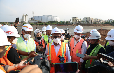 Komisi D DPRD Provinsi DKI Jakarta mengapresiasi upaya PT Jakarta Propertindo (Jakpro) dalam menggenjot pembangunan sirkuit Jakarta E-Prix atau Formula E di Ancol, Jakarta Utara. Sekretaris Komisi D DPRD DKI Syarif saat meninjau langsung lapangan mengatakan, pengerjaan sirkuit Formula E saat ini telah mencapai 87 persen. Sejauh ini pun Jakpro konsisten dengan target penyelesaian pengerjaan aspal paling lambat awal April hingga penyelesaian fasilitas pendukung seperti tribun dan paddock hingga barrier pada awal Mei. “Oleh karena itu kita apresiasi pengerjaan yang dilakukan Jakpro dan lain lain, dan saya kira warga sudah tidak sabar menanti ingin lihat balapan formula E,” kata Syarif di lokasi, Jumat (25/3). Sirkuit Formula E Jakarta di Ancol memiliki sejumlah hal yang cukup unik ketimbang sirkuit-sirkuit lain yang menggelar balap mobil listrik tersebut. Yaitu keberadaan banking atau lintasan yang sengaja dimiringkan di mana bagian terendahnya berada di sisi ‘dalam’ arah tikungan. Banking ini sendiri terdapat pada tikungan-tikungan di sektor tiga sirkuit Formula E Jakarta, yang tampak seperti ‘kepala kuda lumping’ pada sirkuit yang berada di dalam kawasan Taman Impian jaya Ancol itu. Keberadaan banking ini menjadi keunikan tersendiri, berkat status sirkuit Formula E Jakarta di Ancol yang unik juga ketimbang sirkuit-sirkuit Formula E lainnya. Meski demikian, Syarif terus mengingatkan agar Jakpro terus memperhatikan kelayakan fasilitas utama hingga pendukung balapan secara komprehensif sebelum pelaksanaan pre-event hingga main event Jakarta E-Prix 4 Juni mendatang. “Karena yang saya dengar seperti paddock tribun itu harus knockdown, ada yang sudah dibikin seperti barrier sudah dibuat, tidak permanen seperti aspal ini. Jadi ini sudah mulus rapih siap digunakan dan menghibur masyarakat,” ungkap Syarif. Di lokasi yang sama, Desainer Sirkuit Formula E Irawan Sucahyono juga memastikan pihaknya akan terus mengevaluasi seluruh detail penyelesaian sirkuit Formula E secara komprehensif. Termasuk memperhatikan beberapa revisi berdasarkan rekomendasi FIA selaku operator Jakarta E-Prix 2022. “Jadi kemarin mulai ditinjau dengan FIA memang ada sedikit perubahan harus ini harus itu, dan target itu juga ditentukan oleh FIA. Mungkin ada sedikit kemunduran tapi tidak sampai awal April itu karena FIA juga itu untuk trek-nya ya mereka hanya konsen disana,” terangnya. Meski demikian, pihaknya juga akan terus mengedepankan faktor keselamatan dalam setiap material aspal hingga fasilitas pendukung. Sehingga perhelatan akbar Jakarta E-Prix 2022 dapat terlaksana dengan sukses. “Jadi kita pastikan faktor keselamatannya tidak hanya trek saja. Namun dengan semua hal yang berhubungan dengan keselamatan,” tandas Irawan.
