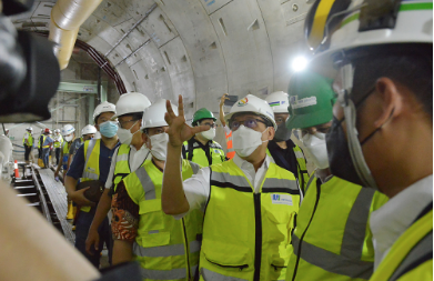 Komisi B DPRD Provinsi DKI Jakarta mendorong PT MRT Jakarta melakukan kajian khusus pada rencana penempatan depo MRT di kawasan Ancol Barat pada pembangunan Fase 2. Ketua Komisi B DPRD DKI Jakarta Ismail mengatakan, PT MRT juga harus menggandeng sejumlah pihak agar pembebasan lahan untuk pembangunan depo tersebut tidak menimbulkan masalah di kemudian hari. “Memang ini sebuah proyek yang harus dikerjakan secara hati-hati. Maka kita mau memastikan ketika akuisisi lahan tersebut tidak terjadi pelanggar hukum,” ujarnya saat meninjau proyek MRT Fase 2 di kawasan Bundaran HI, Senin (28/3). Ismail menjelaskan, Hak Guna Bangunan (HGB) lokasi Depo MRT Ancol Barat saat ini masih dimiliki PT Asahimas Flat Glass, sementara Hak Pengelolaan (HPL) atas nama PT Pembangunan Jaya Ancol. “Khusus untuk memastikan akuisisi lahan Depo Ancol Barat akan kami rapatkan lagi bersama dengan komisi B, dan kami kawal sehingga tidak ada praktek-praktek yang melanggar aspek hukum,” ungkapmya. Di lokasi yang sama, Direktur Utama PT MRT Jakarta William Sabandar mengaku masih melakukan pembahasan dengan Pemprov DKI agar pembebasan lahan untuk Depo bisa segera dituntaskan dan rampung tepat waktu. “Memang terkendala kita belum memutuskan soal ketersediaan lahan Depo. Kita masih bahas dan upayakan agar ada komitmen Pemerintah untuk status lahan depo bisa segera dituntaskan,” ucapnya. William mengatakan saat ini sudah ada dua opsi untuk membebaskan sekitar 19,6 hektare lahan tersebut. Masing-masing dibebaskan oleh Pemprov melalui Dinas Perhubungan, atau melakukan kerjasama dengan PT Asahimas Flat Glass. “Prosesnya belum bergerak karena ada dua opsi. Pertama pengadaan lahan ini dilakukan oleh Pemprov DKI, atau kita coba lakukan B2B (business to business),” tandasnya.