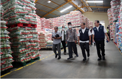 Komisi B DPRD Provinsi DKI Jakarta meminta BUMD bidang pangan mampu mengatasi kelangkaan kebutuhan pokok dan menjaga stabilitas harga kebutuhan pokok selama Ramadan. Anggota Komisi B DPRD DKI Jakarta Hasan Basri Umar menyampaikan, untuk menjamin dua poin tersebut terpenuhi, BUMD bidang pangan harus rutin menggelar operasi pasar. Upaya tersebut diyakini mampu mengatasi adanya oknum yang sengaja menimbun atau mematok harga kebutuhan pokok diatas normal. “Harus rutin, kalau tidak harganya akan melonjak. Contoh saja harga diluar seperti minyak satu liter Rp28 ribu, tapi ternyata BUMD menyediakan minyak dengan harga Rp24 ribu. Ini harus dipantau terus agar stabilitas harga aman,” ujarnya saat mengunjungi gudang beras PT Tjipinang Food Station, Jakarta Timur, Selasa (29/3). Di lokasi yang sama, anggota Komisi B Taufik Zoelkifli meminta agar PT Tjipinang Food Station, Perumda Pasar Jaya, dan Perumda Dharma Jaya melakukan percepatan dan penjagaan stok kebutuhan daging sejak dini. “Untuk penjagaan kita meminta untuk meremajakan cold storage, kalau ditambah maka persediaan bisa lebih mudah. Kebutuhan masyarakat bisa terpenuhi,” terangnya. Ketiga BUMD pangan pun mengaku sudah menyiapkan skema untuk pemenuhan kebutuhan warga Jakarta dan memastikan ketersediaan stok pangan aman. Direktur Utama Dharma Jaya Raditya Endra Budiman mengatakan sudah melakukan kerjasama dengan beberapa BUMD daerah untuk mendapatkan stok daging sapi dan unggas. “Kami siap, stok aman, karena kami telah mengembangkan kerjasama kemitraan untuk mendapatkan pasokan bahan baku baik ternak daging, maupun ayam yang kompetitif berkualitas dan berkelanjutan,” tuturnya di Perumda Dharma Jaya, Cakung Jakarta Timur. Lalu Direktur Perkulakan dan Retail Perumda Pasar Jaya Anugrah Esa mengaku telah menyetok sejumlah komoditas pangan seperti cabai dan bawang di dalam controlled atmosphere storage (CAS) yang mampu menampung hingga 16 ton, sehingga ia dapat memastikan harga tetap stabil hingga Idul Fitri. “Kita disini punya tiga CAS. Satu CAS bisa menyimpan 16 ton. Ketika butuh untuk stabilisasi harga, baru kita keluarkan. Jadi masyarakat cukup tenang dalam menghadapi Ramadan tahun ini,” ucapnya di Pasar Induk Kramat Jati, Jakarta Timur.” Hal senada juga diungkap Direktur PT Tjipinang Food Station Pamrihadi Wiraryo. Ia memastikan stok beras untuk satu bulan kedepan aman. “Kebutuhan beras kita 30 ribu, saat ini kita sudah ada stok 33 ribu. Dalam waktu dekat kita juga akan panen raya di 7.980 hektare yang akan menghasilkan gabah kering 45.486 ton. Jadi dapat kami pastikan stok beras aman,” tandasnya.