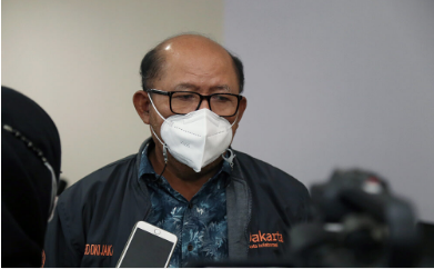 Badan Pembentukan Peraturan Daerah (Bapemperda) DPRD DKI Jakarta meminta Dinas Sosial meninjau lagi usulan rancangan perubahan Perda Nomor 10 Tahun 2011 tentang Pelaksanaan Penghormatan, Perlindungan dan Pemenuhan Hak Penyandang Disabilitas. Ketua Bapemperda DPRD DKI Jakarta Pantas Nainggolan mengatakan, penajaman dalam Pasal 4 draf Perda tersebut perlu dilakukan untuk menjamin perlindungan bagi penyandang disabilitas ketika berada di ruang publik. “Jadi siapapun yang berada disini seharusnya terlindungi Perda ini. Tetapi juga harus mengikuti aturan yang ada,” ujarnya di gedung DPRD DKI Jakarta, Kamis (14/4). Aturan yang dimaksud Pantas adalah kriteria fasilitas yang harus sesuai dengan peruntukan disabilitas. Semisal penggunaan kursi prioritas di ruang dan tranportasi publik, guiding block dan layanan digital penyandang disabilitas di MRT. Selain itu, ia juga menginginkan agar Perda tersebut menyebutkan dengan jelas mengenai hak subsidi keuangan yang diperoleh hanya untuk penyandang disabilitas ber-KTP DKI Jakarta. “Seperti bantuan. Agar tepat sasaran harus didukung data administrasi kependudukan. Makanya saya bilang draf ini harus disempurnakan sehingga jelas,” ucapnya. Di lokasi yang sama, Kepala Dinas Sosial DKI Jakarta Premi Lasari mengaku siap untuk mendetailkan pasal tersebut. Ia juga akan menjabarkan hak dan fasilitas apa saja yang bisa digunakan oleh penyandang disabilitas meskipun bukan warga DKI. Ia mencontohkan hak yang hanya dapat dinikmati penyandang disabilitas warga Jakarta seperti Kartu Penyandang Disabilitas Jakarta (KPDJ) dan Kartu Layanan Transportasi gratis. Sementara untuk fasilitas khusus di transportasi umum dapat dinikmati oleh seluruh penyandang disabilitas. “Kalau menyangkut anggaran APBD harus dibatasi. Contoh KPDJ, karena sudah masuk kedalam data terpadu kesejahteraan sosial. Kartu MRT dan Transjakarta khusus disabilitas juga hanya untuk warga Jakarta. Tapi kalau layanan disabilitas bisa dinikmati oleh semua,” jelasnya. Sementara Kepala Bagian Protokol dan Perundang-undangan Nur Fajar, selaku perwakilan Biro Hukum DKI Jakarta mengatakan, nantinya pasal tersebut juga akan menjelaskan apabila penyandang disabilitas warga Jakarta namun tinggal di luar daerah, hak administrasinya akan ditanggung Pemerintah Pusat. “Sesuai Undang-undang nomor 8 tahun 2016, hak dan kewenangan harus dibatasi dengan teritorial. Nah kalau penyandang disabilitas warga DKI tapi tinggal di luar Jakarta itu menjadi tanggungjawab Pusat, karena UU menyebutkan seperti itu,” tandas Nur.