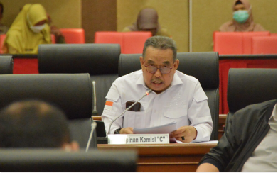 Dewan Perwakilan Rakyat Daerah (DPRD) Provinsi DKI Jakarta merampungkan evaluasi Laporan Keterangan Pertanggungjawaban (LKPJ) penggunaan APBD tahun anggaran 2021. Hasilnya, lima Komisi memberikan sejumlah rekomendasi sebagai bahan acuan peningkatan kinerja mulai di tahun 2022 ini. Komisi A DPRD DKI Jakarta dalam salah satu evaluasinya mendorong Pemprov melalui Dinas Penanggulangan Kebakaran dan Penyelamatan (Gulkarmat) meningkatkan response time dalam menanggulangi kebakaran. Salah satu upaya yang perlu dilakukan adalah menempatkan pos siaga kebakaran di setiap kelurahan. Berdasarkan data yang berhasil dihimpun, dari 267 kelurahan di Ibukota hanya 108 kelurahan yang memiliki pos siaga kebakaran. “Persoalan utama dari lambatnya response time karena minimnya ketersediaan sarana prasarana penanggulangan kebakaran. Perlu segera diambil berbagai terobosan untuk mengatasi permasalahan tersebut,” ujar Mujiyono, Ketua Komisi A di gedung DPRD DKI Jakarta, Senin (18/4). Selanjutnya Komisi B dalam salah satu catatannya meminta Pemprov DKI mengevaluasi kinerja Aparatur Sipil Negara (ASN). Pasalnya dari delapan Satuan Kerja Perangkat Daerah (SKPD) dan 23 Badan Usaha Milik Daerah (BUMD) hanya mampu menyerap 85,38% atau 7,2 triliun dari total Rp8,4 triliun anggaran (APBD/PMD). Dengan demikian, komisi bidang perekonomian tersebut mendorong agar seluruh SKPD dan BUMD mitra melaporkan hasil rencana kerja secara berkala secara komprehensif. “Dalam rangka penyerapan anggaran tahun 2022 direkomendasikan agar semua SKPD diharapkan sudah menyelesaikan perencanaan kegiatan dengan matang dan terperinci selambat-lambatnya triwulan II. Sehingga bisa terealisasi maksimal dengan target 98%,” ucap Ketua Komisi B DPRD DKI Jakarta, Ismail. Kemudian Komisi C merekomendasikan agar Pemprov DKI menjual sejumlah saham BUMD yang dinilai tidak menguntungkan karena tidak pernah berkontribusi memberikan deviden kepada DKI. “Merekomendasikan kepada Gubernur untuk menjual saham milik Pemprov DKI Jakarta seperti PT Cemani Toka dengan kepemilikan Saham sebesar 26,85% dan PT Jakarta Internasional Expo Kemayoran dengan catatan dananya dipergunakan untuk membiayai program kegiatan yang memberi manfaat langsung bagi warga Ibukota Jakarta,” ungkap Wakil Ketua Komisi C DPRD DKI Jakarta, Rasyidi. Lalu Komisi D dalam salah satu rekomendasinya meminta Pemprov DKI Jakarta memastikan ketersediaan jaringan Perusahaan Daerah Air Minum (PDAM) saat membangun rumah susun (rusun), sesuai yang tertuang dalam Peraturan Gubernur (Pergub) 93 tahun 2021 tentang zona bebas air tanah. “Perlunya kordinasi yang intensif antara Dinas Perumahan Rakyat dan Kawasan Permukiman dengan PDAM dan Kementerian PUPR terkait jaringan pipanisasi air bersih pada lokasi yang akan dibangun Rusunawa,” kata Wakil Ketua Komisi D DPRD DKI Jakarta, Nova Harivan Paloh. Terakhir, Komisi E DPRD DKI Jakarta dalam salah satu catatannya merekomendasikan agar seluruh Kelurahan memiliki Pusat Kesehatan Masyarakat (Puskesmas), dan mengevaluasi beban kerja Puskesmas dengan jumlah warga. “Mendorong adanya pemerataan beban kerja Puskesmas dengan jumlah warga. Jadi, jika ada Puskesmas Kelurahan atau Kecamatan yang melebihi beban kerja cakupan warga, dapat dipertimbangkan untuk dilakukan penambahan Puskesmas di wilayah itu,” tutur Wakil Ketua Komisi E DPRD DKI Jakarta, Anggara Wicitra Sastroamidjojo. Dengan demikian, Wakil Ketua Banggar DPRD DKI Mohamad Taufik berharap catatan yang disampaikan melalui lima Komisi dapat menjadi tolak ukur untuk meningkatkan kembali koordinasi Gubernur dengan seluruh SKPD mitra kerja tahun berikutnya. Selanjutnya Taufik menginfokan Rapat Pimpinan Gabungan (Rapimgab) untuk menindaklanjuti hasil rekomendasi Komisi akan dilaksanakan besok, Selasa 19 April 2022. “Perlu kami sampaikan bahwa mekanisme selanjutnya akan diadakan Rapimgab bersama eksekutif dalam rangka penelitian akhir dan permintaan persetujuan LKPJ Gubernur 2021,” tandasnya.