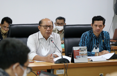 Bukan hanya di ruang publik, DPRD Provinsi DKI Jakarta juga mendorong rancangan perubahan Perda Nomor 10 Tahun 2011 tentang Pelaksanaan Penghormatan, Perlindungan dan Pemenuhan Hak Penyandang Disablitas juga menjamin pemenuhan seluruh hak di fasilitas pendidikan. Ketua Badan Pembentukan Peraturan Daerah (Bapemperda) DPRD DKI Jakarta Pantas Nainggolan mengatakan, jaminan pemenuhan hak bagi penyandang disabilitas di faslitas pendidikan perlu diatur secara eksplisit dalam salah satu pasal rancangan Perda tersebut. “Di Perda sebelumnya mengatur, tetapi tentang proteksi di fasilitas pendidikan ini perlu spesifik,” ujarnya di gedung DPRD DKI Jakarta, Senin (18/4). Dengan demikian, Pantas menyarankan agar Biro Hukum turut menggandeng Dinas Pendidikan untuk menyempurnakan lagi kajian yang diperlukan untuk melengkapi naskah akademis dalam rancangan Perda. Dalam hal ini perlu ada sinergitas kerja agar Perda tersebut menjadi payung hukum yang sempurna untuk diimplementasikan. “Jadi harus punya semangat yang sama, supaya penyandang disabilitas mendapatkan perlindungan yang memadai dari pada sebelumnya,” jelas Pantas. Di lokasi yang sama Wakil kepala Dinas Pendidikan Purwosusilo sepakat untuk memberikan perlindungan bagi penyandang disabilitas di fasilitas pendidikan yang ada di Ibukota. Bahkan ia menginginkan seluruh fasilitas pendidikan memiliki bimbingan khusus untuk mengakomodir perlindungan tersebut. “Memang di bidang pendidikan wajib menyelenggarakan atau memfasilitas pendidikan untuk setiap penyandang disabilitas. Kami akan upayakan itu terjadi di semua jenjang pendidikan sesuai dengan kewenangan,” ungkapnya.