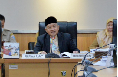 DPRD Provinsi DKI Jakarta menuntaskan evaluasi atas Laporan Keterangan Pertanggungjawaban (LKPJ) penggunaan APBD tahun anggaran 2021. Wakil Ketua DPRD Provinsi DKI Jakarta Abdurrahman Suhaimi menyampaikan, evaluasi LKPJ telah dituntaskan lima komisi. Selanjutnya laporan tersebut akan dikompilasi untuk dijadikan rekomendasi yang disampaikan DPRD dalam rapat Paripurna. “Setelah mendengar penjelasan dari eksekutif dan tanggapan serta saran dari pimpinan komisi, maka kita sepakati bahwa DPRD provinsi DKI Jakarta menyampaikan rekomendasi kepada Gubernur mengenai LKPJ tahun 2021 pada rapat paripurna tanggal 25 April 2022,” ujarnya di gedung DPRD DKI Jakarta, Selasa (19/4). Masing-masing Komisi telah memberikan sejumlah catatan sebagai bahan evaluasi atas kinerja Pemprov DKI kedepan. Salah satunya mengenai sejumlah kegiatan anggaran yang urung terlaksana karena terlambat pelaksanaan lelang hingga akhirnya berujung Sisa Lebih Penghitungan Anggaran (SiLPA). Sesuai rekomendasi, Wakil Ketua Komisi C DPRD DKI Jakarta Rasyidi mendorong agar pelaksanaan kegiatan dengan mekanisme lelang dilakukan awal waktu. Sebab SiLPA APBD tahun anggaran 2021 mencapai Rp9,6 triliun. “BPPBJ (Badan Pelayanan Pengadaan Barang dan Jasa) agar melakukan lelang tepat waktu. Artinya bulan Oktober dan November tuh sudah harus berjalan. Jadi bukan melakukan lelang pada Juni dan Juli ya,” terangnya. Di kesempatan yang sama Kepala Badan Pengelolaan Keuangan dan Aset Daerah (BPKD) DKI Edi Sumantri menjelaskan SiLPA tersebut disebabkan karena Pemprov baru menerima uang dana bagi hasil (DBH) dari Pemerintah Pusat pada penghujung tahun. “Pemprov baru menerima uang dari Pusat Rp3,1 triliun pada 16 Desember dan 30 Desember Rp5 triliun, jadi mohon dimaklumi,” tandasnya.