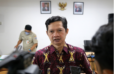 Badan Pembentukan Peraturan Daerah (Bapemperda) berupaya penuh mengakomodir pemenuhan hak penyandang disabilitas di bidang olahraga dalam perubahan Perda Nomor 10 Tahun 2011 tentang Pelaksanaan Penghormatan, Perlindungan dan Pemenuhan Hak Penyandang Disabilitas. Wakil Ketua Bapemperda DPRD DKI Jakarta Dedi Supriyadi mengatakan, upaya-upaya pemenuhan hak di bidang olahraga perlu dilakukan karena penyandang disabilitas juga memiliki hak yang sama dalam merawat kesehatan, kebugaran hingga menorehkan prestasi. “Kita harus memberikan kesempatan, penghargaan yang ssetara antara atlet penyandang disabilitas dan atlet yang bukan penyandang disabilitas,” ujarnya di gedung DPRD DKI Jakarta, Selasa (19/4). Dedi menjelaskan, pemenuhan hak di bidang olahraga akan dituangkan dalam Pasal 55 revisi Perda tentang Pemenuhan Hak Penyandang Disabilitas. Dalam pasal tersebut juga akan mengatur mengenai banyak hal, seperti pengembangan sistem olahraga, pembinaan, pengembangan karakter, hingga jaminan peningkatan fasilitas olahraga. “Jadi ini sebuah langkah maju penyusunan aturan yang sedang dilakukan sebagai bentuk perlindungan, pemenuhan hak, sampai penghormatan bagi penyandang disabilitas,” ungkapnya. Sementara itu, dalam pembahasan pasal per pasal yang digelar Bapemperda DKI Jakarta, Kepala Bidang Pengembangan Olahraga Dinas Pemuda dan Olahraga (Dispora) Tedi Cahyono mengaku sepakat dengan upaya pemenuhan hak bagi penyandang disabilitas. Hanya saja ia mengusulkan sejumlah penambahan klausul dalam upaya pemenuhan hak, agar pasal mengenai bidang olahraga menyesuaikan dengan Undang-Undang Nomor 3 Tahun 2005 tentang Sistem Keolahragaan Nasional. “Jadi memang perlu diperluas, seperti pembentukan karakter dan penyediaan pelatih profesional, itu sudah masuk di dalamnya (revisi Perda),” terangnya.