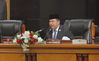 DPRD Provinsi DKI Jakarta menyetujui pembentukan Panitia Khusus (Pansus) Pendidikan dalam rapat paripurna hari, Rabu (20/4). Keberadaan Pansus diharapkan mampu memperbaiki kualitas pendidikan di Jakarta. Wakil Ketua DPRD DKI Jakarta Misan Samsuri menyampaikan, persetujuan dibentuknya Pansus Pendidikan telah sesuai Pasal 64 ayat (1) Peraturan Pemerintah Nomor 12 Tahun 2018 tentang Pedoman Penyusunan Tata Tertib DPRD Provinsi, Kabupaten, dan Kota. “Pembentukan Pansus juga merupakan usulan dari Komisi E yang telah menyampaikan surat kepada Ketua DPRD Provinsi DKI Jakarta nomor 3/S/KE/DPRD/II/2022 pada 22 Februari lalu,” ujarnya. Sementara itu, Wakil Ketua Pansus Achmad Nawawi mengatakan, salah satu sebab dibentuknya Pansus lantaran masih belum optimalnya layanan pendidikan di Jakarta. Seperti pemberian subsidi yang dominan diberikan kepada sekolah negeri, sementara banyak warga yang sekolah di swasta juga membutuhkan bantuan subsidi yang sama. Nawawi juga menyebutkan, saat ini justru banyak orang kurang mampu yang tidak bisa masuk sekolah negeri karena keterbatasan nilai ebtanas murni (NEM). “Jakarta hanya mengurus sekolah negeri, mau apa saja dibiayain jadi gratis, tapi yang sekolah justru orang berada. Kalau aturan tidak diubah rasanya sulit orang miskin masuk sekolah negeri. Ada tapi jumlahnya tidak sampai 5%,” ungkapnya. Nawawi berharap nantinya Pansus Pendidikan bisa mengeluarkan rekomendasi untuk mengubah kebijakan yang saat ini masih diterapkan. Sehingga ada kesetaraan antara sekolah negeri dan swasta. “Artinya supaya kebijakan sistem pendidikan harus dirubah, harus mengurus semua sekolah. Jangan hanya sekolah negeri saja, tapi swasta dan madrasah juga,” tuturnya. Selain itu Nawawi bersama tim Pansus Pendidikan juga akan memperjuangkan sekolah gratis bagi seluruh sekolah dalam program wajib belajar 12 tahun. “Salah satu yang akan kita dorong yakni SPP (Sumbangan Pembinaan Pendidikan) anak sekolah negeri, swasta dan madrasah wajib ditanggung Pemda menggunakan APBD. Saya rasa DKI sanggup dengan APBD yang cukup besar ini,” tandasnya. Berdasarkan informasi, Pansus Pendidikan akan diketuai Merry Hotma dan Achmad Nawawi sebagai Wakil Ketua. Sementara anggota diisi oleh Jhonny Simanjuntak, Yuke Yurike, Siegvrieda, Wa Ode Herlina, Dwi Rio Sambodo, Mohamad Taufik, Yudha Pratama, dan Syarif. Selanjutnya Prabowo Soenirman, Abdul Ghonni, Muhammad Thamrin, Solikhah, Israyani, Suhud Alynuddin, Ali Muhammad Johan, Zita Anjani, Oman Rakinda, Idris Ahmad, Anggara Wicitra S, Wibi Andrino, Hariadi Anwar, Basri Baco, dan Sutikno.