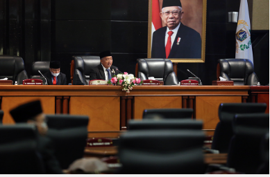 Dewan Perwakilan Rakyat Daerah (DPRD) Provinsi DKI Jakarta menyoroti sejumlah hal pada rekomendasi yang diberikan atas Laporan Keterangan Pertanggungjawaban (LKPJ) penggunaan APBD Pemerintah Provinsi (Pemprov) tahun 2021. Wakil Ketua DPRD DKI Jakarta Abdurrahman Suhaimi berharap, seluruh rekomendasi yang diberikan dari lima komisi di DPRD dapat menjadi landasan perbaikan kinerja seluruh jajaran Organisasi Perangkat Daerah (OPD) di lingkungan Pemprov DKI Jakarta. “Kami mengharapkan rekomendasi ini bisa memperoleh perhatian eksekutif, guna menjadi bahan perbaikan terhadap penyelenggaraan pemerintah daerah kedepan,” ujarnya dalam rapat Paripurna di gedung DPRD DKI Jakarta, Senin (25/4). Suhaimi juga menjelaskan seluruh rekomendasi LKPJ telah melalui pembahasan disetiap komisi sesuai bidang tugas dan dimatangkan dalam rapat Badan Anggaran (Banggar) dan rapat Pimpinan Gabungan (Rapimgab) bersama seluruh Pimpinan komisi beserta Eksekutif dan Tim Anggaran Pemerintah Daerah (TAPD) sesuai Peraturan Pemerintah nomor 13 tahun 2019 tentang Laporan dan Evaluasi Penyelenggaraan Pemerintahan Daerah. Dalam pasal 20 ayat 2 dijelaskan bahwa DPRD menyampaikan hasil pembahasan LKPJ dalam bentuk rekomendasi sebagai bahan penyusunan perencanaan dan penyusunan anggaran tahun berjalan dan tahun berikutnya serta penyusunan terhadap kebijakan strategis kepala daerah. Rekomendasi dibacakan langsung Wakil Ketua Komisi E DPRD DKI Jakarta, Anggara Wicitra Sastroamidjojo. Dalam rekomendasi Bidang Pemerintahan, DPRD DKI meminta kepada Pemprov untuk melakukan percepatan pendaftaran dan persertifikasian aset untuk mencegah penyalahgunaan, terutama pada aset yang tidak terpakai. “Aset-aset yang tidak dikelola agar bisa ditertibkan dan dipasang plang Pemprov sehingga tidak dimanfaatkan dan diserobot pihak lain. Serta segera melakukan digitalisasi aset dengan melengkapi barcode, foto, titik kordinat lokasi dengan program keamanan siber yang memadai,” kata Anggara. Lalu untuk Bidang Perekonomian, DPRD meminta agar seluruh Badan Udaha Milik Daerah (BUMD) segera mengeksekusi Penyertaan Modal Daerah (PMD) yang telah diberikan, sehingga bisa terserap maksimal. “Tidak adalagi alasan Direksi BUMD menahan dana yang telah ditransfer oleh BPKD (Badan Pengelolaan Keuangan dan Aset Daerah), dan semua transferan PMD harus digunakan berdasarkan alokasi yang telah disepakati. Tidak boleh menyimpang apalagi berbeda kegiatan,” sambungnya. Sedangkan rekomendasi untuk Bidang Keuangan, DPRD meminta Badan Pendapatan Daerah (Bapenda) DKI agar menetapkan target pendapatan retribusi daerah lebih realistis dan logis sehingga dapat dipertanggungjawabkan. “Sebab realisasi target pendapatan retribusi daerah tahun anggaran 2021 sangat rendah yakni kurang dari 50%. Retribusi jasa usaha hanya 26,15% dan retribusi perizinan tertentu hanya terealisasi 49,20%,” papar Anggara. Selanjutnya rekomendasi untuk Bidang Pembangunan dan Lingkungan Hidup disarankan agar dilakukan evaluasi terhadap sumur resapan yang dibuat pada tahun 2021 lalu. “Karena manfaatnya untuk meminimalisir banjir dinilai belum maksimal dan banyak penempatan atau titiknya tidak sesuai dengan kebutuhan,” terang Anggara. Terakhir untuk Bidang Kesejahteraan Rakyat, DPRD merekomendasikan agar Pemprov melakukan penguatan sosialisasi dan pembentukan sistem informasi terkait penebusah ijasah. “Bertujuan agar orang tua yang sedang memperoses bantuan penebusan ijazah bisa mendapatkan informasi terbaru mengenai status pengajuannya,” tandas Anggara.