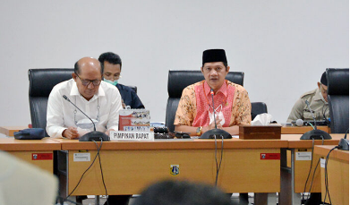 Dewan Perwakilan Rakyat Daerah (DPRD) Provinsi DKI Jakarta terus mendalami pembahasan pasal dalam revisi Perda Nomor 10 Tahun 2011 tentang Pelaksanaan Penghormatan, Perlindungan dan Pemenuhan Hak Penyandang Disabilitas. Wakil Ketua Badan Pembentukan Peraturan Daerah (Bapemperda) DPRD DKI Jakarta Dedi Supriyadi mengatakan, ketika dalam perubahan Perda tersebut mengatur kewajiban bagi pemerintahan dan swasta mempekerjakan penyandang disabilitas, maka perlu diatur mengenai pemberian sanksi ketika terjadi pelanggaran. “Biar lebih tegas harus ada pasal tersendiri yang mengatur sanksi, sehingga sangat kuat untuk menjadi ketentuan hukum,” ujarnya di gedung DPRD DKI Jakarta, Senin (25/4). Dalam Pasal 24 draf Perda tentang Pelaksanaan Penghormatan, Perlindungan dan Pemenuhan Hak Penyandang Disabilitas, mengatur tentang kewajiban mempekerjakan paling sedikit 2% penyandang disabilitas dari jumlah pegawai atau pekerjaan pada instansi pemerintah daerah dan Badan Usaha Milik Daerah (BUMD). Kemudian, dalam Pasal 35 Ayat 1, perusahaan swasta wajib mempekerjakan paling sedikit 1% penyandang disabilitas dari jumlah pekerja di perusahaannya. Ayat 2 pasal tersebut menegaskan, Pemerintah Provinsi (Pemprov) DKI Jakarta wajib mendata tenaga kerja disabilitas sebagaimana dimaksud dalam Ayat 1. Dedi menjelaskan, dalam Perda tersebut nanti juga akan mengatur secara eksplisit mengenai larangan bagi sektor pemerintahan dan swasta memberhentikan pekerja dengan alasan disabilitas. Penyandang disabilitas akan mendapatkan hak bekerja untuk memilih posisi baru yang sesuai dengan kondisi disabilitasnya. Kemudian, hak untuk mendapatkan pelatihan keterampilan sesuai kondisi disabilitasnya, dan hak untuk mendapatkan pelatihan sesuai dengan posisi yang baru. “Jadi penyandang disabilitas setelah dalam status pekerja berhak untuk mendapatkan program kembali bekerja,” ungkapnya. Sementara itu, Anggota Bapemperda DPRD DKI Jakarta Abdul Azis Muslim mendorong agar Dinas Tenaga Kerja dan Transmigrasi (Disnakertrans) melengkapi seluruh data pekerja berkategori penyandang disabilitas dan memutakhirkan data pekerja disabilitas terbaru. Menurutnya, upaya tersebut diperlukan untuk melindungi hak bekerja warga Jakarta berstatus penyandang disabilitas. “Mudah-mudahan dengan Perda ini pada penyandang disabilitas terbantu oleh kita, dan saya mohon kepada Disnakertrans untuk mendata terutama swasta yang memiliki kewajiban mengakomodir 1%,” tandasnya