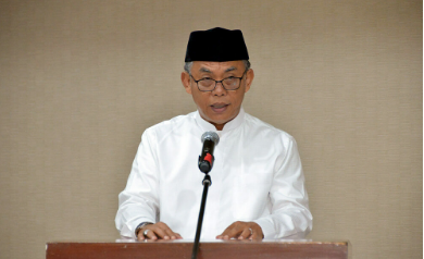 Dewan Perwakilan Rakyat Daerah (DPRD) Provinsi DKI Jakarta menggelar halalbihalal di hari kedua pasca cuti Hari Raya Idul Fitri 1443 Hijriah, Selasa (10/5). Dalam kegiatan bertajuk coffee morning bersama pimpinan dan anggota DPRD DKI Jakarta, Ketua DPRD Prasetio Edi Marsudi menyerukan kekompakan untuk menghadapi tantangan bagi Jakarta kedepan. “Saya mengajak seluruh anggota untuk saling berkomunikasi sekaligus memberikan ide-ide dan gagasan positif untuk membangun Jakarta yang lebih baik,” ujar Pras sapaan karib Ketua DPRD DKI Jakarta. Menurutnya, kegiatan halalbihalal tersebut bukan hanya sebagai ajang mempererat silaturahmi, melainkan dapat dimanfaatkan untuk menyatukan visi dan misi untuk membentuk rasa kebersamaan, serta meningkatkan kekompakan dalam memikirkan solusi untuk mengatasi sejumlah kendala yang ada di Ibukota. “Ini bukan hanya sekedar kebiasaan dan tradisi untuk berkumpul, namun sebagai salah satu bentuk untuk meningkatkan kebersamaan dan kekompakan yang membawa makna bagi masyarakat,” terangnya. Pras juga berharap silaturahmi seperti ini bisa lebih sering dilaksanakan, sebagai momen bertukar pikiran dengan seluruh anggota yang bertugas di masing-masing Komisi dengan tujuan mengupas tuntas sejumlah pekerjaan rumah yang harus segera dibereskan.