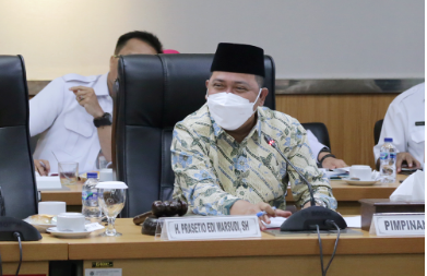 DPRD Provinsi DKI Jakarta akan segera menggelar rapat paripurna istimewa dalam rangka penyerahan laporan hasil pemeriksaan (LHP) Badan Pemeriksa Keuangan (BPK) atas Laporan Keuangan Pemerintah Daerah (LKPD) Provinsi DKI Jakarta Tahun Anggaran 2021. Berdasarkan hasil rapat Badan Musyawarah (Bamus) DPRD DKI Jakarta, rapat paripurna istimewa tersebut akan digelar pada Selasa (31/5) pekan depan, atau tepat waktu maksimal penyerahan LHP BPK RI diberikan kepada Pemprov dan DPRD DKI. “Sesuai kesepakatan bersama, akan kita laksanakan pada pukul 10.00 WIB ya, karena banyaknya kegiatan dalam rapat paripurna tersebut,” kata Misan Samsuri, Wakil Ketua Bamus DPRD DKI Jakarta, Rabu (25/5). Ia merincikan kegiatan tersebut, yakni akan diawali dengan menyanyikan lagu Indonesia Raya, penandatanganan berita acara, penyerahan LHP BPK RI kepada DPRD dan Gubernur DKI, sambutan Anggota V BPK RI, sambutan Ketua DPRD Provinsi DKI Jakarta dan diakhiri dengan sambutan Gubernur DKI Jakarta. “Sudah sepakat juga ya eksekutif, jadi tinggal kita laksanakan saja sesuai jadwal,” tandas Misan.