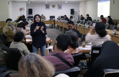 Badan Pembentukan Peraturan Daerah (Bapemperda) DPRD DKI Jakarta menghadirkan juru bahasa isyarat dalam rapat kerja. Tujuannya untuk menjunjung asas kesetaraan terhadap penyandang disabilitas. Wakil Ketua Bapemperda DPRD DKI Jakarta Dedi Supriadi mengatakan, pihaknya dengan sengaja menghadirkan juru bahasa isyarat dalam lanjutan pembahasan pasal per pasal revisi Perda Nomor 10 Tahun 2011 tentang Pelaksanaan Penghormatan, Perlindungan dan Pemenuhan Hak Penyandang Disabilitas. “Saya kira memang ini sudah saatnya dimana kebutuhan itu kami penuhi,” ujarnya di gedung DPRD DKI Jakarta, Senin (30/5). Kebetulan, sambung Dedi dalam rapat pembahasan pasal per pasal kali ini antusias penyandang disabilitas untuk hadir sangat tinggi. Tak lain mereka ingin mengetahui persis regulasi seperti apa yang akan dituangkan dalam Perda untuk melindungi penyandang disabilitas dalam melaksanakan aktivitas sehari-hari. “Kita fasilitasi agar mereka bisa mendapatkan informasi yang lengkap terkait pembahasan Perda,” ungkapnya. Sejauh ini Bapemperda DPRD DKI Jakarta terus mempertajam pasal per pasal pembahasan revisi Perda Nomor 10 Tahun 2011. Salah satunya pasal yang akan mengatur kewajiban bagi Pemerintahan dan swasta mempekerjakan penyandang disabilitas. Kewajiban itu sementara dituangkan dalam Pasal 24 yang berisi mengenai kewajiban mempekerjakan paling sedikit 2% penyandang disabilitas dari jumlah pegawai atau pekerjaan pada Instansi Pemerintah Daerah dan Badan Usaha Milik Daerah (BUMD). Kemudian, dalam Pasal 35 Ayat 1, perusahaan swasta wajib mempekerjakan paling sedikit 1% penyandang disabilitas dari jumlah pekerja di perusahaannya. Ayat 2 pasal tersebut menegaskan, Pemerintah Provinsi (Pemprov) DKI Jakarta wajib mendata tenaga kerja disabilitas sebagaimana dimaksud dalam Ayat 1.