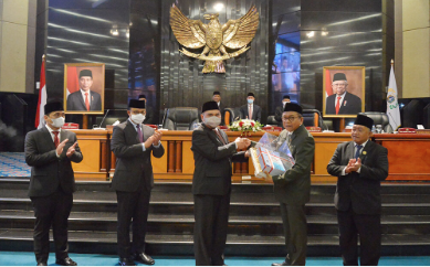 Dewan Perwakilan Rakyat Daerah (DPRD) Provinsi DKI Jakarta mendorong Pemerintah Provinsi (Pemprov) segera mengevaluasi pelaksanaan kegiatan anggaran di sepanjang tahun 2021 untuk menindaklanjuti rekomendasi dari Laporan Hasil Pemeriksaan (LHP) APBD tahun 2021 yang dikeluarkan Badan Pemeriksa Keuangan (BPK). Wakil Ketua DPRD DKI Mohamad Taufik berharap seluruh catatan yang diberikan dapat menjadi acuan dan tolak ukur perbaikan kinerja jajaran Pemprov DKI dalam mengelola anggaran yang telah dialokasikan untuk tahun ini. “Terhadap berbagai catatan yang disampaikan BPK, kiranya pihak eksekutif dapat melakukan konsolidasi internal, serta dapat menyelesaikan semua permasalahan yang ada,” ujarnya saat memimpin rapat paripurna penyerahan LHP BPK di gedung DPRD DKI Jakarta, Selasa (31/5). Sejumlah catatan yang disampaikan BPK antara lain, masih lemahnya penggunaan rekening kas dan rekening penampungan (escrow) karena tidak memiliki dasar hukum dan tanpa melalui proses persetujuan Badan Pengelolaan Keuangan Daerah (BPKD) sebagai Bendahara Umum Daerah (BUD). Selanjutnya masih lemahnya proses pendataan, penetapan dan pemungutan pajak daerah yang mengakibatkan kekurangan pendapatan pajak di tahun 2021. Lalu kelebihan pembayaran belanja barang jasa, kelebihan pembayaran atas pelaksanaan pekerjaan yang tidak sesuai kontrak, serta masih lemahnya pencatatan aset. “Pencatatan aset yang ganda, aset yang belum ditetapkan statusnya, aset yang tidak diketahui keberadaannya, aset tanah yang masih dikuasai oleh pihak ketiga dan pemanfaatan aset oleh pihak ketiga yang tidak sesuai dengan perjanjian,” ucap Dede Sukarjo, Kepala Perwakilan BPK DKI Jakarta. Di lokasi yang sama, Gubernur DKI Jakarta Anies Baswedan mengakui masih adanya kekurangan dalam pengelolaan keuangan dan aset daerah, serta memastikan catatan BPK RI akan segera ditindaklanjuti untuk dijadiakan acuan kinerja tahun selanjutnya. “Saya menyadari dalam rangka perbaikan dan pengelolaan masih perlu penyempurnaan. Oleh karena itu Pemprov DKI akan terus melakukan perbaikan dan peningkatan akuntabilitas pengelolaan keuangan daerah,” tandasnya.