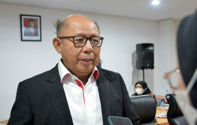 Badan Pembentukan Peraturan Daerah (Bapemperda) DPRD Provinsi DKI Jakarta terus berupaya memenuhi perlindungan bagi penyandang disabilitas. Kali ini Bapemperda akan menuangkan pasal yang mengatur terbentuknya Dewan Disabilitas Jakarta (DDJ). Ketua Bapemperda DPRD DKI Jakarta Pantas Nainggolan menjelaskan, DDJ menjadi salah satu rangkaian dari perubahan sejumlah pasal dalam revisi Perda Nomor 10 Tahun 2011 tentang Pelaksanaan Penghormatan, Perlindungan dan Pemenuhan Hak Penyandang Disabilitas. “DDJ ini institusi baru yang mewakili disabilitas. Diharapkan sesuai fungsinya bisa memberikan masukkan serta teguran ataupun rekomendasi terhadap Pemda DKI terkait seluruh hal yang menyangkut hak-hak disabilitas,” ujarnya di gedung DPRD DKI Jakarta, Selasa (31/5). Pembentukan DDJ, sambung Pantas akan diatur dalam pasal 130 yang berbunyi, dalam rangka pelaksanaan Penghormatan, Pelindungan, dan Pemenuhan hak Penyandang Disabilitas di wilayah DKI Jakarta dibentuk DDJ sebagai lembaga nonstruktural yang bersifat independen. Selanjutnya agar semua kebutuhan dan hak disabilitas dapat terpenuhi, nantinya anggota DDJ harus mencakup semua jenis kaum disabilitas yang akan diatur dalam pasal 134 ayat 2 yang berbunyi paling sedikit tujuh orang Anggota DDJ yang dari ragam disabilitas yang berbeda. Pasalnya di Indonesia saat ini ada tujuh jenis penyandang disabilitas, yakni Tuna Netra, Tuna Rungu, Tuna Wicara, Tuna Daksa, Tuna Laras, Tuna Grahita, dan Tuna Ganda. “Kita mau DDJ ini bisa mewakili semua, makanya kita ambil seluruh jenis disabilitas, karena secara nasional jenis disabilitas itu ada tujuh, jadi kita mau minimal anggota ada tujuh dan maksimal 11, saya rasa itu bisa mewakili semua,” terangnya. Di kesempatan yang sama, Kepala Bagian Protokol dan Perundang-undangan Biro Hukum DKI Jakarta Nur Fajar menambahkan, mekanisme pemilihan serta pengangkatan pimpinan dan anggota DDJ akan diatur dalam Surat Keputusan Gubernur DKI Jakarta. “Dalam pemilihan dan pengangkatan ada seleksi sesuai keputusan Gubernur. Ini akan kita atur di pasal 137 ayat 1,” tandasnya. Adapun bunyi Pasal 137 ayat 1 yakni Gubernur membentuk keanggotaan tim seleksi untuk menetapkan calon anggota DDJ. Ayat 2, Anggota tim seleksi berjumlah lima orang yang terdiri atas unsur Pemerintah Provinsi DKI Jakarta, masyarakat, dan organisasi penyandang disabilitas.
