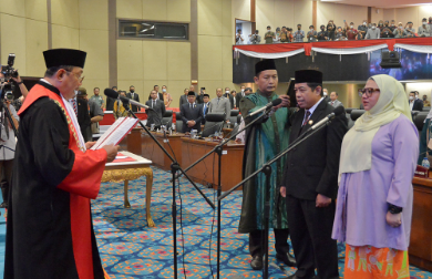 Rani Mauliani dari Fraksi Partai Gerakan Indonesia Raya (Gerindra) dan Khoirudin dari Fraksi Partai Keadilan Sejahtera (PKS) resmi menjadi Wakil Ketua DPRD melalui rapat paripurna pengucapan sumpah dan janji, Kamis (2/6). Sejumlah kinerja akan segera dilaksanakan keduanya. Rani menyampaikan, sebagai Koordinator Komisi D Bidang Pembangunan dirinya akan fokus pada pembenahan masalah banjir dan genangan di Ibukota. “Harapannya dengan adanya saya bisa membantu kinerja lebih baik, lebih cepat, lebih maksimal. Saya akan berusaha maksimal dengan teman-teman agar genangan bukan menjadi hal yang menakutkan lagi buat warga DKI,” tutur Rani. Sementara Khoirudin yang nantinya akan menjadi Koordinator Komisi A Bidang Pemerintahan mengaku akan fokus membenahi kendala penagihan kewajiban penyerahan Fasilitas Sosial (Fasos) dan Fasilitas Umum (Fasum) pengembang kepada Pemprov DKI. Dengan mengoptimalkan penagihan ini diharapkan dapat mendongkrak pendapatan daerah dari aset yang dimilik Pemerintah “Yang paling utama saya akan beri perhatian tentang penataan aset daerah. Terutama terkait fasos fasum yang memang sampai saat ini belum ada pencatatan yang baik,” ungkapnya. Selain itu, Khoirudin juga berjanji akan mendorong Pemprov segera mengatasi kekosongan pejabat definitif yang saat ini diisi oleh Pelaksana Tugas (Plt). Sebab ia khawatir jika hal tersebut terlalu lama, bisa berdampak buruk terhadap roda Pemerintahan, terutama dalam melayani masyarakat. “Yang menjadi perhatian, bagaimana saat ini masih banyaknya pejabat di Kelurahan, di Kecamatan, eselon 3, eselon 4 yang masih Plt. Ini yang harus kita tuntaskan. Semoga dengan hadirnya saya di Komisi A dapat bersinergi maksimal untuk menuntaskan yang perlu diperbaiki,” tandas Khoirudin. Pelantikan kedua Wakil Ketua DPRD DKI Jakarta tersebut dilaksanakan sesuai mekanisme Pengganti Antar Waktu (PAW) dan Keputusan Menteri Dalam Negeri (Mendagri). Adapun Kemendagri mengeluarkan SK dengan nomor 161.31-1246 tahun 2022 pada 23 Mei lalu untuk pengangkatan Rani menggantikan Mohamad Taufik. Begitupun dengan Khoirudin, pelantikan telah sesuai dengan mekanisme PAW dan keputusan Mendagri nomor 161.31-1244 untuk menggantikan Abdurrahman Suhaimi. Ketua DPRD Provinsi DKI Jakarta Prasetio Edi Marsudi mengingatkan agar keduanya harus berpegang teguh kepada undang-undang saat menjalankan tugas dan mengutamakan kepentingan masyarakat. “Selain itu juga harus bersinergi dengan sesama anggota dan mitra kerja Pemerintah Daerah untuk menyelesaikan berbagai masalah Ibukota demi mewujudkan masyarakat yang sejahtera,” tegas Pras.