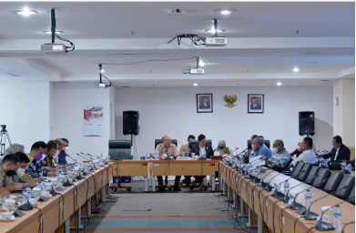 Badan Pembentukan dan Peraturan Daerah (Bapemperda) DPRD Provinsi DKI Jakarta menggelar rapat perdana untuk menindaklanjuti usulan revisi Perda Nomor 10 Tahun 2018 tentang Perseroan Terbatas Jakarta Propertindo (Jakpro) Perseroda. Ketua Bapemperda DPRD DKI Jakarta Pantas Nainggolan menjelaskan, pada rapat perdana ini pihaknya menggandeng Komisi B dan Komisi C untuk meminta saran dan masukan. Namun, rapat tersebut tidak dapat dilanjutkan karena bahan paparan ataupun kajian yang disiapkan kurang mumpuni. “Tadi cukup banyak pertanyaan-pertanyaan dari Komisi-Komisi terkait yang saya rasa masih perlu direspon kembali dengan dokumen pendukung. Jadi saya memohon juga dengan data-data pendukungnya, karena Bapemperda, Komisi semuanya alat-alat kelengkapan DPRD” ujarnya di Gedung DPRD DKI Jakarta, Senin (6/6). Untuk rapat selanjutnya, Pantas meminta PT Jakpro dan Satuan Kerja Perangkat Daerah (SKPD) terkait lebih siap. Terlebih kajian mengenai pasal-pasal yang akan diubah dalam revisi Perda tersebut. “Sebenarnya persiapan-persiapan bagi Bapemperda dalam rangka membahas pasal-pasal itu bukan semata-mata rapat teknis saja. Namun juga melengkapi Bapemperda dalam pembahasan pembahasan pasal-pasal nantinya.” terangnya.