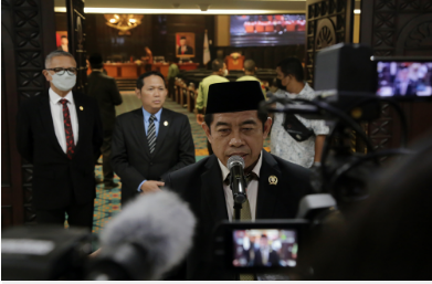 Dewan Perwakilan Rakyat Daerah (DPRD) Provinsi DKI Jakarta menyepakati dibentuknya tiga Panitia Khusus (Pansus). Mengingat ketiganya berurusan langsung dengan pembangunan, diharapkan adanya percepatan. Wakil Ketua DPRD DKI Jakarta Khoirudin merinci, masing-masing Pansus yakni Pansus Jakarta pasca perpindahan Ibukota Nusantara (IKN), Pansus Raperda tentang Rencana Induk Transportasi dan Pansus Pengelolaan Air Minum Pasca Kontrak Kerja Palyja dan Aetra. Tiga Pansus tersebut disetujui dalam rapat Paripurna DPRD DKI Jakarta sesuai Pasal 64 ayat (1) Peraturan Pemerintah Nomor 12 Tahun 2018. “Pembentukan Pansus merupakan usulan dari Bapemperda yang telah menyampaikan surat kepada Ketua DPRD Provinsi DKI Jakarta nomor 6/BAPEMPERDA/IV/2022 pada 13 April lalu,” ujar Khoirudin saat memimpin Paripurna di gedung DPRD DKI Jakarta, Senin (6/6). Khoirudin mengharapkan keberadaan tiga Pansus ini mampu mengeluarkan rekomendasi, salah satunya untuk mempersiapkan Jakarta yang tidak akan lagi menyandang status Ibukota. “Setelah IKN ditetapkan, kita masih belum tahu seperti apa Jakarta kedepan, perlu sekali kita mendalami kesiapan Jakarta, wajah Jakarta setelah Ibukota pindah ke Kaltim,” terangnya. Informasi yang berhasil dihimpun, masing-masing Pansus akan diisi oleh 25 orang yang terdiri dari dua Pimpinan dan 23 Anggota. Untuk anggota Pansus Jakarta pasca perpindahan IKN terdiri dari Pantas Nainggolan, Ida Mahmudah, Merry Hotma, Dwi Rio Sambodo, Indrawati Dewi, Steven Setiabudi, Inggard Joshua, Andyka, Purwanto, Syarifudin, Thopaz Nugraha, Khoirudin, Karyatin, Nasrullah, Abdul Aziz, Misan Samsuri, Wita Susilowati, Oman Rakanda, Farazandi, Idris Ahmad, William Aditya, Nova Harivan, Abdul Azis Muslim, Jamaludin, dan Hasbiallah. Sementara Anggota Pansus Raperda tentang Rencana Induk Transportasi terdiri dari Syahrial, Gani Suwondo, Yuke Yurike, Ong Yenny, Stephanie Octavia, Agustina Hermanto, Ranny Mauliani, Adi Kurnia, Iman Satria, Ichwanul Muslim, Adnani Taufiq, Ismail, Nasdiyanto, Dedi Supriadi, Yusriah Dzinnun, Nur Afni Sajim, Ferrial Sofyan, Bambang Kusumanto, Syahroni, August Hamonangan, Justin Adrian, Hasan Basri, Jupiter, Taufik Azhar, dan Ahmad Ruslan. Sedangkan anggota untuk Pansus Pengelolaan Air Minum yakni Gembong Warsono, Pandapotan Sinaga, Panji Virgianto, Manuara Siahaan, Wa Ode Herlina, Rasyidi, Inggard Joshua, Nurhasan, Andyka, Esti Arimi Putri, Wahyu Dewanto, Abdurrahman Suhaimi, Taufik Zoelkifli, Muhayar, Achmad Yani, Neneng Hasanah, Faisal, Habib Muhammad, Lukmanul, Anthony Winza, Eneng Malianasari, Wibi Andrino, Muhammad Idris, Judistira, dan Jamaluddin Lamanda. “Untuk nama Pimpinan, Ketua dan Wakil Ketua masih dalam proses. Secepatnya akan diumumkan, dan pastinya langsung ada pembahasan,” tandasnya.
