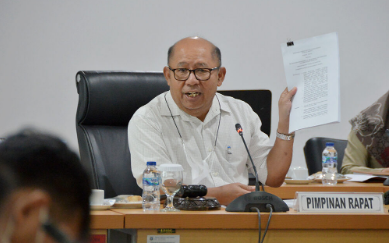Jaminan kesehatan bagi penyandang disabilitas di Jakarta terus diperjuangan Badan Pembentukan Peraturan Daerah (Bapemperda) DPRD DKI Jakarta. Perlu ada pasal khusus yang eksplisit menyebutkan pemberian jaminan kesehatan bagi disabilitas. Ketua Bapemperda DPRD DKI Jakarta Pantas Nainggolan menjelaskan, jaminan kesehatan untuk penyandang disabilitas menjadi salah satu fokus perhatian dalam pembahasan revisi Perda Nomor 10 Tahun 2011 tentang Pelaksanaan Penghormatan, Perlindungan dan Pemenuhan Hak Penyandang Disabilitas. “Yang pasti Raperda ini sudah jauh lebih baik yang diberikan dari yang kemarin. Layanan-layanan yang bisa diberikan oleh pemerintah terkait layanan kesehatan untuk disabilitas,” ujarnya di Gedung DPRD DKI Jakarta, Selasa (7/6). Pantas juga berharap Raperda dapat tuntas dalam waktu cepat. Hal tersebut agar memudahkan para penyandang disabilitas mendapatkan pelayanan yang lebih baik dari Pemerintah. “Harapannya mudah mudahan bisa terselesaikan dalam waktu yang tidak terlalu lama lagi. Saya kira bisa didedikasikan kepada saudara saudara kita yang disabilitas agar mendapatkan layanan yang lebih baik lagi dari pemerintah sesuai dengan kondisi mereka” kata Pantas. Pada kesempatan yang sama, anggota Bapemperda DPRD DKI Jakarta Anthony Winza Prabowo mendorong jaminan kesehatan yang akan tertuang dalam Pasal 44 terkait bidang kesehatan dan fasilitas kesehatan yang diberikan Pemprov DKI kepada penyandang disabilitas dituangkan tanpa multi tafsir. “Jadi memang draf awal hanya menjamin alat kesehatan saja. Kami memperjuangkan supaya jangan hanya menjamin ketersediaan stok yang ada karena itu tugas pasar. Tapi yang ingin dipertegas disini adalah harus disalurkan secara gratis kepada teman-teman disabilitas,” tegas Anthony. Informasi yang didapat, finalisasi pembahasan revisi Perda Nomor 10 Tahun 2011 tentang Pelaksanaan Penghormatan, Perlindungan dan Pemenuhan Hak Penyandang Disabilitas akan kembali dilanjutkan untuk memberi penekanan pada sejumlah pasal.