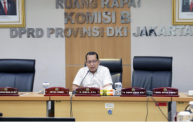 Komisi B Dewan Perwakilan Rakyat Daerah (DPRD) Provinsi DKI Jakarta mendorong PT Jakarta Propertindo (Jakpro) menyiapkan kajian detail pada rencana revisi Perda Nomor 10 Tahun 2018 tentang PT Jakpro Perseroda. Terutama mengenai ketentuan yang mengatur penyetoran modal daerah dalam bentuk inbreng tanah di sekitar Jakarta International Stadium (JIS). “Catatan dari komisi B agar semua pasal yang dibuat sebagai rambu atau koridor dalam melaksanakan dan menindaklanjuti peraturan inbreng tersebut harus detail di Bapemperda, agar bisa dilaksanakan sebagaimana mestinya, sehingga bisa mewujudkan good corporate governance,” ujar Ismail, Ketua Komisi B di gedung DPRD DKI Jakarta, Selasa (21/6). Ia menjelaskan, dalam kesempatan itu PT JakPro juga memberi dua opsi untuk pemanfaat tanah inbreng yang kini sudah dibagi menjadi delapan bagian. Masing-masing yakni ramp barat, Stadium, plaza komersial, area pengembangan komersial, lapangan latih, area tepi danau, area VIP Stadium dan akses jalan menuju area komersial. Opsi pertama berbunyi area satu sampai delapan akan dibuatkan Sertifikat Hak Pakai (SHP) atas nama Pemprov DKI kecuali poin nomor empat yaitu area pengembangan komersial akan dibuatkan Sertifikat Hak Guna Bangunan atas nama PT JakPro. Sementara, opsi kedua berbunyi area satu sampai delapan akan dibuatkan sertifikat hak pengelolaan (SHPL) atas nama PT JakPro namun poin keempat dimohonkan Hak Guna Bangunan (HGB) atas HPL dengan nama mitra. “Kalau dilihat dari dua opsi ini, yang fleksibel memang opsi yang pertama, dimana tidak terlalu memberatkan masing-masing pihak terutama JakPro. Itu lebih tepat,” ucapnya. Hal senada juga diungkap anggota komisi B Manuara Siahaan. Menurutnya opsi pertama dinilai lebih menguntungkan. Dimana area komersial seluas 3,1 hektare bisa lebih optimal jika dikelola oleh PT JakPro. “Dalam rangka strategi korporasi, saya menyarankan sesegera mungkin buatkan kajian tentang optimalisasi lahan apabila nanti opsi satu sudah terpilih. Jadi konsultan yang akan bekerja. Lalu paparkan kepada kita hasilnya, agar kita yakin bahwa lahan (komersil) itu bisa optimal,” katanya. Di lokasi yang sama Direktur Utama PT JakPro Widi Amanasto menjelaskan, apabila opsi pertama yang dipilih, maka area empat komersil yang saat ini adalah lahan kosong untuk parkir rencananya akan dibuat apartemen, hotel, ataupun perkantoran untuk penunjang area tiga yakni Plaza Komersial. “Dengan begitu, total pendapatan kita harapkan dari tahun 2021 sampai 2040 itu sekitar Rp5,7 triliun. Sehingga bisa menutupi biaya operasional dan biaya depresiasi yang diperkirakan Rp150 miliar pertahun selama 18 tahun,” tandasnya.