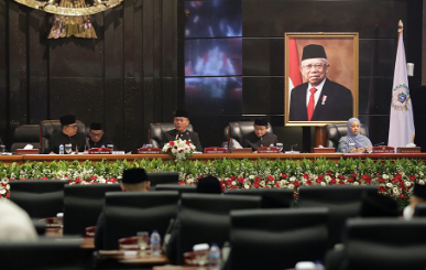 Dewan Perwakilan Rakyat Daerah (DPRD) Provinsi DKI Jakarta menggandeng Yayasan Kanker Indonesia untuk menyemarakan momen HUT Kota Jakarta ke-495 dalam Rapat Paripurna Istimewa. Ketua DPRD DKI Jakarta Prasetio Edi Marsudi mengatakan, diundangnya para penderita kanker yang memiliki keahlian seni dalam paripurna merupakan bentuk kepedulian. Sebab sampai saat ini kanker masih menjadi penyakit yang mematikan di dunia. Bahkan, penyakit yang hingga kini belum ditemukan obatnya itu dapat menyerang semua kalangan. “Jangan menyerah, nikmati hari-harimu. Apapun yang terjadi, tetaplah semangat dan kita akan melalui bersama-sama.” ujarnya di gedung DPRD DKI Jakarta, Rabu (22/6). Dalam Rangka Memperingati Jakarta Hajatan Ke-495, Yayasan Kanker Indonesia turut serta menyemarakan suasana Rapat Paripurna DPRD DKI Jakarta. Kemeriahan tersebut terlihat pada persembahan lagu yang diiringi alunan angklung dari Yayasan Kanker Indonesia. Pada kesempatan yang sama, Ketua Yayasan Kanker Indonesia, Sally berharap terus bisa berkolaborasi dalam setiap kegiatan di DPRD DKI Jakarta. Hal tersebut bertujuan untuk mengkampanyekan peduli dengan anak-anak kanker di Indonesia. “Harapannya, yang utama anak-anak kanker di Indonesia bisa lebih banyak yang peduli lagi. Karena anak-anak kan generasi penerus bangsa. Jadi itu yang kita harapkan. Bukan hanya Yayasan tapi itu semuanya bisa saling membantu” ucap Sally. Selain itu sambung Sally, Jakarta merupakan tempat bagi anak-anak kanker dapat yang paling efektif. Sebab di Jakarta banyak rumah sakit dan dokter terbaik. “Jakarta adalah tempat diamana anak-anak bisa berobat di rumah sakit. Saya juga berharap Jakarta bisa menjadi salah satu tempat bagi kesembuhan ditengah meningkatnya anak-anak kanker. Selamat ulang tahun ke-495 Jakarta” tutupnya.