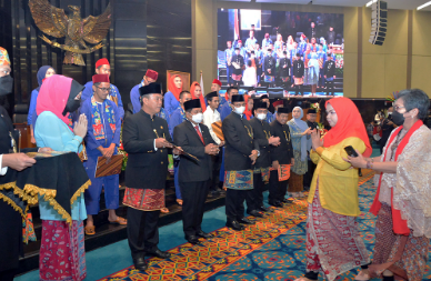 Dewan Perwakilan Rakyat Daerah (DPRD) Provinsi DKI Jakarta hari ini menggelar rapat paripurna dalam rangka memperingati Hari Ulang Tahun (HUT) Kota Jakarta ke-495, Rabu (22/6). Rapat Paripurna dipimpin langsung oleh Ketua DPRD Provinsi DKI Jakarta Prasetio Edi Marsudi bersama Wakilnya Khoirudin, Misan Samsuri serta Zita Anjani. Turut hadir juga Sekretaris Jendral Kementerian Dalam Negeri Suhajar Diantoro, Gubernur Anies Baswedan, Wakil Gubernur Riza Patria, Kapolda Metro Jaya Irjen Pol Fadil Imran, Pangdam Jaya Mayjen Untung Budiharto, serta sejumlah pejabat teras Pemprov DKI. Di ulang tahun Ibukota yang mengusung tema Jakarta Hajatan Kolaborasi, Akselerasi dan Elevasi, Pras berharap kota ini bisa terus maju dan berkembang dikancah global. “Jakarta harus jadi kota yang maju, kota kebanggaan warganya, dan menjadi inspirasi bagi kota-kota lain,” ujarnya. Di lokasi yang sama, Gubernur Anies pun menyampaikan harapannya agar seluruh anggota eksekutif dan legislatif tetap kompak berkolaborasi dan bersemangat untuk membangun kota Jakarta. “Marilah kita membangun Jakarta tercinta ini agar tetap ceria dan tangguh dalam menatap masa depan,” ucapnya. Sementara, Suhajar berharap Jakarta semakin baik dan tetap menjadi role model bagi kota-kota lain. “Marilah kita rayakan ulang tahun ke-495 DKI Jakarta dengan pandangan yang tertuju pada masa depan sehingga kita dapat meyakini bahwa kota ini akan tetap jaya raya di 10, 100, atau bahkan 1000 tahun lagi,” tandasnya.