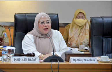 Badan Musyawarah (Bamus) menyepakati pembahasan tiga Rancangan Peraturan Daerah (Raperda) serentak pada bulan Juli 2022 mendatang. Masing-masing Raperda tersebut yakni Raperda tentang Pengelolaan Keuangan Daerah, Raperda tentang Rencana Induk Transportasi, dan Raperda Pengendalian Lalu Lintas secara Elektronik. Wakil Ketua Bamus DPRD DKI Jakarta Rany Mauliani mengatakan, tahap pertama akan dilakukan rapat Paripurna penyampaian penjelasan Gubernur terhadap tiga Raperda tersebut pada Selasa, 5 Juli 2022. Selanjutnya, untuk rapat Paripurna Pandangan Umum (PU) Fraksi terhadap tiga Raperda yang semula dijadwalkan Rabu 6 Juli, kini disepakati menjadi Selasa 12 Juli dengan harapan seluruh Fraksi dapat memberikan saran lebih optimal. “Nah tahapan selanjutnya kalau tadi ada saran, karena tiga Raperda ini cukup krusial, untuk Pandangan Umum dilakukan minggu depannya, supaya Fraksi bisa mendalami dan PU bisa lebih berbobot dan lebih akurat,” ujarnya di gedung DPRD DKI Jakarta, Senin (27/6). Rany mengimbau agar seluruh Fraksi sudah menyerahkan hasil PU kepada Sekretariat maksimal H-1 sebelum Paripurna, mengingat tim Gubernur juga harus mempersiapkan jawaban atas Pandangan Umum Fraksi. “Karena waktunya sudah cukup panjang teman-teman Fraksi mengerjakan PU, kiranya Senin sudah masuk ke Sekretariat agar tim Gubernur bisa mempersiapkan jawaban ya,” tuturnya. Hal tersebut diminta sebab rapat Paripurna Jawaban Gubernur atas PU Fraksi terhadap tiga Raperda juga ditetapkan pada hari yang sama. “Jadi sudah sepakat ya Pandangan Umum Fraksi pukul 09.00 WIB, lalu pada pukul 14.00 WIB dilanjutkan Jawaban Gubernur, agar bisa sesegera mungkin dilakukan pembahasan di Bapemperda,” tandas Rany.