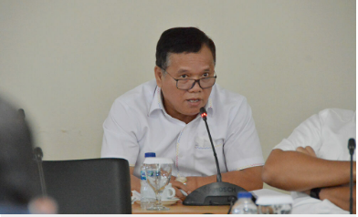 Badan Pembentukan Peraturan Daerah (Bapemperda) DPRD DKI Jakarta menginginkan seluruh pihak yang terkait dalam pembahasan Raperda perubahan Nomor 10 Tahun 2018 tentang Perseroan Terbatas Jakarta Propertindo (PT Jakpro) mencermati betul tiap redaksional perubahan pasal. Anggota Bapemperda DPRD DKI Jakarta Manuara Siahaan mengatakan, kehati-hatian dalam pembahasan pasal per pasal perlu dilakukan agar aturan mengenai pembentukan anak usaha PT Jakpro untuk pengelolaan Participating Interest (Pi) dan mendapat penyertaan modal daerah untuk pengembangan dan pengelolaan lahan Jakarta International Stadium (JIS) tidak bermasalah di kemudian hari. “Penyempurnaan secara redaksional itu penting. Saya memberikan masukan supaya proses-proses seperti ini tidak berakibat buruk seperti hilangnya aset pemerintah daerah di kemudian hari,” ujarnya di gedung DPRD DKI Jakarta, Senin (27/6). Terlebih, dalam Rancangan Peraturan Daerah (Raperda) perubahan Nomor 10 Tahun 2018 itu, PT Jakpro juga mengajukan legalisasi inbreng lahan JIS. Pada mekanisme tersebut Manuara ingin Sertifikat Hak Pengguna Lahan (SHPL) atas nama Pemprov DKI harus dipertahankan. Masukan tersebut guna meminimalisir sesuatu yang tak diharapkan kembali terjadi di DKI Jakarta. “Sehingga fungsi kendali terhadap aset DKI Jakarta, tetap sepenuhnya menjadi kendali Pemprov DKI. Maka Pemprov ini harus diberi ruang sepenuhnya kendali terhadap perubahaan status kepemilikan diatas SHPL Pemprov, sehingga dia tidak lepas. Meskipun secara nilai materil diinbrengkan senilai dengan apa yang sedang diperbarui,” terangnya. PT Jakpro sebelumnya menjelaskan, mengenai permohonan inbreng lahan JIS kedepannya akan digunakan sebagai Kawasan Mixed Used Development, dengan pengembangan retail apartemen, dan kantor sebagai fasilitas pendukung Stadion berkelas Dunia. Melalui revisi payung hukum ini kawasan olahraga terpadu JIS bisa memberikan fasilitas stadion sepakbola terbaik dengan pengalaman baru dan luar biasa bagi penonton, serta membangun kohesi sosial yang berorientasi pada pembangunan yang berkelanjutan. Sementara itu, Direktur Utama PT Jakpro Widi Amanasto menargetkan Rp150 miliar per tahun untuk bisnis value manajemen. “Terkait inbreng, aset Jakpro seperti Jakarta International Stadium (JIS) akan ditargetkan Rp150 miliar per tahun. Disini kita akan mencari bisnis untuk mengadakan value manajemen” tuturnya.