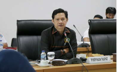 Badan Pembentukan Peraturan Daerah (Bapemperda) DPRD DKI Jakarta menuntaskan pembahasan pasal per pasal revisi Perda Nomor 10 Tahun 2011 tentang Pelaksanaan Penghormatan, Perlindungan dan Pemenuhan Hak Penyandang Disabilitas. Wakil Ketua Bapemperda DPRD DKI Jakarta Dedi Supriadi menjelaskan, setelah melalui pembahasan dan disepakati bersama, rancangan Perda penyandang disabilitas kini berisi 149 pasal. “Saya kira ini jadi kado terindah bagi warga jakarta, karena pemenuhan hak penyandang disabilitas bukan semata untuk kepentingan disabilitas saja, namun kita semua sebagai warga Jakarta juga sangat menghormati hak hak semua orang,” ujarnya di Gedung DPRD DKI Jakarta, Rabu (29/06). Dedi menyampaikan, setelah disepakati bersama, draf Raperda tersebut akan dilayangkan ke Kementerian Dalam Negeri (Kemendagri) untuk dievaluasi. Setelah proses tersebut, DPRD DKI Jakarta siap untuk mengesahkan di rapat paripurna. “Mudah mudahan ini bisa segera ditindaklanjuti dan Kemendagri bisa memfasilitasi perbaikan dan kemudian nanti kita secepatnya bisa paripurnakan dan mengesahkan” ucap Dedi. Di kesempatan yang sama Kepala Dinas Sosial Provinsi DKI Jakarta Premi Lasari mengapresiasi untuk DPRD DKI Jakarta, Legislatif, dan anggota Bapemperda yang telah melakukan pembahasan Rarperda Disabililatas. “Setelah ini kami dari Dinas Sosial, Biro Hukum dan beberapa perangkat daerah lainya akan segera membuat turunan dari perda ini dengan Peraturan Gubernur sebagai aturan pelaksanaan dari tindak lanjut perda ini. Setelah Perda ini selesai dan ada nomornya, kami akan segera membuat Peraturan Gubernur, ” katanya. Sementara itu Kepala Biro Hukum Setda Provinsi DKI Jakarta Yayan Yuhanah berharap setelah final di Bapemperda, proses selanjutnya bisa berjalan lancar sehingga perda disabilitas dapat segera diberlakukan. “Sementara itu sambil berjalan ada regulasi lainnya yang harus kita persiapkan untuk implementasi yang lebih teknis nantinya dalam tahap pelaksanaan bagi penyandang disabilitas” ucap Yayan. Selain itu salah satu anggota Pokja Koalisi Organisasi Penyandang Disabilitas Dede bersyukur atas hasil pembahasan rancangan Perda yang telah dilaksanakan Bapemperda DPRD DKI Jakarta. Ia berharap, setelah resmi menjadi Perda dan disahkan, Pemprov DKI Jakarta dapat efektif dan implementatif dalam pelaksanaannya. “Kami berharap ini dapat implementatif dan benar benar bisa diterapkan, dan kedepan Pergubnya dalam penyusunan kami berharap juga dilibatkan secara aktif. Tentu saja agar kemudian Pergub itu bisa memenuhi hak hak kami sebagai warga penyandang disabilitas” tandasnya.