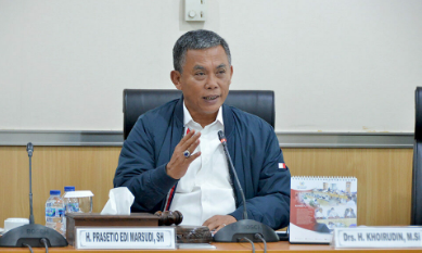 Ketua DPRD Provinsi DKI Jakarta Prasetio Edi Marsudi mengingatkan Komite Olahraga Nasional Indonesia (KONI) DKI untuk terus menggenjot pembinaan atlet jelang Pekan Olahraga Nasional XXI 2024 di Aceh-Sumatera Utara. Pras sapaan karibnya mengakui pentingnya kebutuhan anggaran dari pemerintah untuk pembinaan para atlet. Namun ia juga menginginkan adanya keselarasan prestasi dari anggaran dalam bentuk hibah yang nantinya akan diberikan. “Saya minta kepengurusan yang baru, ayo ke depan semangatnya sama, gotong royong bersama, bangun Jakarta, monopoli kejuaran tingkat daerah, target kita harus menguasai,” ujarnya saat menerima Audiensi KONI DKI Jakarta di gedung DPRD, Rabu (29/6). Di lokasi yang sama, Ketua KONI DKI Jakarta Hidayat Humaid menjelaskan, sejauh ini pihaknya sudah mulai melakukan tes atlet dalam rangkaian Pelatda. Direncanakan, Pelatda akan dimulai per 1 Juli 2022 mendatang dengan melibatkan 1.350 atlet, 250 pelatih dan 200 asisten pelatih dari 82 disiplin cabang olahraga. “Dibanding tahun 2019 dengan 735 atlet, 150 pelatih dan 98 aspek anggarannya Rp 241,8 milyar. Kalau di 2022 hanya Rp 50 milyar,” ujarnya. Karena itu, Hidayat mengaku berencana mengajukan tambahan anggaran melalui APBD Perubahan 2022 sebesar Rp 71,6 milyar. Diharapkannya, DPRD DKI Jakarta bisa mengabulkan tambahan tersebut. Selain tambahan di anggaran tahun 2022, Hidayat juga berharap dukungan yang sama terhadap anggaran di tahun 2023 mendatang. Dari total usulan Rp 457,8 milyar yang diajukan, pihak Dispora DKI Jakarta hanya sepakat merekomendasikan sebesar Rp 210,8 milyar. “Kemudian kita juga Pekan Olah Raga Provinsi yang belakangan ini vakum. Kami harap ada dukungan setiap Suku Dinas turut menganggarkan,” tambahnya. Sementara Kepala Dispora DKI Jakarta, Firdaus mengatakan, dukungan pihaknya tidak hanya ditujukan bagi KONI, tapi juga ada kejuaran olahraga SOINA yang ditujukan bagi kelompok disabilitas. Karena itu, pihaknya melalukan penyesuaian agar tidak terjadi ketimpangan bagian kedua belah pihak. “Ini baru awal saja, mudah-mudahan bisa kita tingkatkan. Semua bisa kita bahas secara transparan dan tidak ditutupi,” tandasnya.