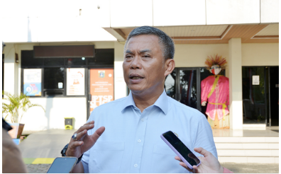 Ketua DPRD Provinsi DKI Jakarta Prasetio Edi Marsudi menyatakan akan mendalami dugaan terjadinya penyalahgunaan izin pemanfaatan pulau di Kabupaten Kepulauan Seribu. Hal tersebut disampaikan Pras sapaan karibnya saat melakukan inspeksi mendadak (Sidak) di Pulau Panjang. Di lokasi, Ketua DPRD DKI Jakarta menemukan adanya helipad di tengah peninggalan landasan pacu dan bangunan baru. “Kita akan panggil (Bupati). Kita akan kaji hasil investigasi ini karena sudah kelihatan,” ujarnya, Kamis (30/6). Pras menyampaikan, apapun pemanfaatan di atas lahan milik Pemprov DKI memiliki aturan. Dari aturan itu ada kompensasi yang diberikan ke Pemerintah. Semisal dalam bentuk retribusi atau pun pajak daerah. “Sebetulnya ini bisa menjadi salah satu pendapatan asli daerah, kan lumayan. Boleh dia bangun, tapi ini ada aturannya,” terang Pras. Menurutnya, Pemprov DKI tidak akan menghambat investasi yang dilakukan di sana. Asalkan prosesnya dilakukan secara transparan. “Kita gak akan menghambat investasi di kepulauan seribu, tapi harus yang transparan. Kalau disini sama-sama diperhatikan, oknum ini sistemnya harus dirubah. Boleh dia mau investasi disini boleh, tapi ada aturan yang harus dipegang juga. Jangan kayak begini, rapihin, tiba-tiba dia buat helipad,” kata dia. Di kesempatan berbeda, Bupati Kepulauan Seribu Junaedi siap memberikan keterangan terkait helipad yang berada di Pulau Panjang. Dalam pengakuannya, hanya bertujuan memperbaiki dan menarik wisatawan datang ke Pulau Panjang. “Itu kan aset Pemda yang sudah tercatat, jadi itu hanya untuk mempercantik saja. Saya siap untuk menjelaskan. Karena tugas saya kan membangun. Kalau gitu siapa yang membangun. Katanya sebagai pariwisata nasional, tapi apa yang dilihat, apa yang dibangun? Jadi saya siap untuk menjelaskan semua ini,” terang Junaedi saat ditemui di kantornya, Pulau Pramuka, Kepulauan Seribu.