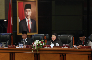 Tiga rancangan Perda (Raperda), masing-masing Raperda tentang Pengelolaan Keuangan Daerah, Rencana Induk Transportasi dan Raperda Pengendalian Lalu Lintas Secara Elektronik diusulkan Pemerintah Provinsi (Pemprov) ke DPRD DKI Jakarta melalui rapat paripurna, Selasa (5/7). Wakil Ketua DPRD DKI Jakarta Rany Mauliani menyatakan, ketiga Raperda tersebut diterima untuk selanjutnya dibahas dan didalami sembilan fraksi di DPRD DKI Jakarta. Hasilnya akan dibacakan secara resmi dalam paripurna pandangan fraksi yang akan digelar, Selasa (12/7) pekan depan. “Terima kasih atas penjelasannya, selanjutnya akan kami bahas dan dalami di masing-masing fraksi untuk kemudian dirangkum menjadi bahan Pandangan Umum Fraksi,” ujar Rany di gedung DPRD DKI Jakarta. Wakil Gubernur DKI Jakarta Ahmad Riza Patria menyampaikan sejumlah alasan perlunya dibuat ketiga payung hukum ini. Pertama, Raperda Pengelolaan Keuangan Daerah dibentuk untuk mematuhi Peraturan Menteri Dalam Negeri (Mendagri) nomor 77 tahun 2020 pasal 3 huruf a yang menjelaskan bahwa Perda Pengelolaan Daerah harus ditetapkan paling lama tahun 2022. “Dengan Raperda ini diharapkan mampu menciptakan sistem pengelolaan keuangan daerah sesuai dengan keadaan dan kebutuhan daerah, demi wujudnya pengelolaan yang efektif, efisien dan transparan,” ungkapnya. Selanjutnya, Riza juga menjelaskan bahwa Raperda Rencana Induk Transportasi dan Pengendalian Lalu Lintas secara Elektronik dibuat sesuai amanat Peraturan Presiden nomor 55 tahun 2018 yang berbunyi bahwa pemerintah daerah perlu menyusun rencana induk transportasi turunan secepatnya. Riza berharap dilahirkannya payung hukum ini dapat menjadi guideline atau panduan bagi eksekutif untuk melanjutkan pembangunan khususnya disektor transportasi Jakarta. “Dengan ditetapkan Perda ini, jadi eksekutif memiliki landasan hukum yang kuat dalam melanjutkan pembangunan transportasi kedepan,” tandasnya.