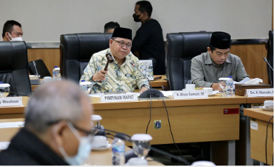 Dewan Perwakilan Rakyat Daerah (DPRD) Provinsi DKI Jakarta menyatakan kesiapannya untuk mengesahkan rancangan Perda (Raperda) perubahan Nomor 10 Tahun 2011 tentang Pelaksanaan Penghormatan, Perlindungan dan Pemenuhan Hak Penyandang Disabilitas. Berdasarkan rapat Badan Musyawarah (Bamus) DPRD DKI Jakarta, draf Raperda hasil pembahasan Badan Pembentukan Peraturan Daerah (Bapemperda) itu akan diulas dalam rapat pimpinan gabungan (Rapimgab). Rapat tersebut akan dilangsungkan, Senin (11/7) pekan depan. Draf hasil Rapimgab akan dilayangkan ke Kementerian Dalam Negeri (Kemendagri) untuk fasilitasi dan harmonisasi. Selanjutnya akan dievaluasi kembali oleh DPRD DKI Jakarta, untuk kemudian disahkan dalam rapat paripurna. Jadwal menetapkan pengesahannya akan dilangsungkan pada 3 Agustus 2022. Wakil Ketua Bamus Misan Samsuri mengatakan, dengan penetapan jadwal tersebut menjadi salah satu bukti bahwa DPRD DKI Jakarta berkomitmen mewujudkan kesetaraan terhadap penyandang disabilitas di Ibukota. “Ya ini penting sekali, bahwa Provinsi DKI Jakarta ini tidak membeda bedakan. Artinya bahwa kesetaraan ini penting. Kemudian dari teman teman disabilitas ini perlu ada perhatian khusus dengan warga Jakarta yang lain,” ujar Misan di gedung DPRD DKI Jakarta, Rabu (6/7). Pada kesempatan yang sama, Wakil Ketua Bapemperda DPRD DKI Jakarta Dedi Supriadi menyambut baik penetapan jadwal yang akan diagendakan oleh Bamus. Terdapat 149 pasal yang sudah disepakati bersama pada pembahasan dan rancangan Perda tentang Penyandang Disabilitas. “Raperda disabilitas kita sudah ketuk palu pada pekan lalu. Kalau melihat organisasi penyandang disabilitas juga terus ikut menghadiri. Mereka juga sangat bahagia ya diketuknya pembahasan pasal pasalnya. Nanti kita ajukan ke Kemendagri untuk di fasilitasi itu sangat baik. Jadi secara umum baik mereka atau saya sebagai Anggota Bamus dan Wakil Bapemperda sangat menyetujui agenda itu,” tuturnya.