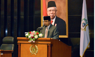 Dewan Perwakilan Rakyat Daerah (DPRD) Provinsi DKI Jakarta menggelar rapat paripurna penyampaian Gubernur terhadap Raperda tentang Pencabutan Peraturan Daerah Nomor 1 Tahun 2014 tentang Rencana Detail Tata Ruang (RDTR) dan Peraturan Zonasi pada, Senin (1/8). Di dalam forum paripurna yang dipimpin Wakil Ketua DPRD DKI Jakarta Misan Samsuri, Gubernur DKI Jakarta Anies Baswedan menjelaskan pencabutan Perda RDTR dan Peraturan Zonasi perlu dicabut mengingat amanat Undang-Undang Nomor 11 Tahun 2020 tentang Cipta Kerja. Dalam beleid tersebut mengatur pelaksanaan yang menjadi kebijakan Pemerintah dalam rangka mendukung percepatan peningkatan nilai investasi dan kemudahan berusaha, mengakibatkan ada perubahan arah kebijakan serta perubahan norma pengaturan di berbagai sektor usaha, termasuk kebijakan di sektor penyelenggaraan penataan ruang. “Sesuai dengan Peraturan Pemerintah Nomor 21 Tahun 2021 tentang Penyelenggaraan Penataan Ruang yang menjadi salah satu peraturan pelaksana Undang Undang Cipta Kerja telah mengamanatkan untuk dilakukan penetapan RDTR dan Peraturan Zonasi dalam bentuk Peraturan Kepala Daerah dengan mengikuti pedoman penyusunan dan penyajian basis data sesuai norma standar prosedur dan ketentuan yang berlaku secara nasional,” ujar Anies di gedung DPRD DKI Jakarta. Selanjutnya ia merinci, setelah diselesaikan Penyusunan Kepala Daerah tentang RDTR dan Peraturan Zonasi yang telah ditetapkan menjadi Peraturan Gubernur Nomor 31 Tahun 2022 tentang Rencana Detail Tata Ruang Wilayah Perencanaan (RDTR WP) Provinsi DKI Jakarta. “Pemerintah Provinsi DKI Jakarta akan terus mengoptimalkan dan mendukung terwujudnya pemanfaatan ruang yang produktif secara keberlanjutan melalui upaya integerasi kebijakan pembangunan nasional dan sektoral, mengakomodasi dinamika pembangunan serta penguatan pelembagaan penataan ruang,” terang Anies. Wakil Ketua DPRD Provinsi DKI Jakarta Misan Samsuri menjelaskan, paripurna pencabutan Perda RDTR dan Peraturan Zonasi digelar berdasarkan surat Gubernur Provinsi DKI Jakarta dengan Nomor e-0026/HK.01.02 tanggal 28 Juni 2022 hal Pencabutan Perda Nomor 1 Tahun 2014 tentang RDTR dan Peraturan Zonasi. Menindaklanjuti hal tersebut melalui Badan Musyawarah (Bamus) bersama pihak Eksekutif telah menetapkan jadwal pembahasan pada 19 Juli 2022.