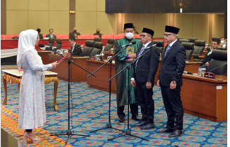 Dewan Perwakilan Rakyat Daerah (DPRD) Provinsi DKI Jakarta menggelar Rapat Paripurna Pengucapan Sumpah/Janji sebagai Pengganti Antar Waktu (PAW) Anggota DPRD Provinsi DKI Jakarta sisa masa jabatan Tahun 2019-2024 dari Fraksi Partai Amanat Nasional (PAN), Selasa (2/8). Masing-masing yang dilantik adalah Husen menggantikan Guruh Tirta Lunggana, dan Wawan Suhawan menggantikan Riano P. Ahmad. Pergantian tersebut berdasarkan Keputusan Menteri Dalam Negeri Republik Indonesia Nomor 161.31-1399 Tahun 2022 dan Nomor 161.31-1401 Tahun 2022. Wakil Ketua DPRD Provinsi DKI Jakarta Zita Anjani mengingatkan didalam menjalankan tugas sebagai Anggota DPRD Provinsi DKI Jakarta PAW dari Fraksi PAN harus berpegang teguh pada Peraturan Perundang-undangan yang berlaku. “Tetap mengutamakan kepentingan masyarakat yang diwakilinya dan harus bersinergi sesama Anggota Dewan dan mitra kerjanya dengan Pemerintah Daerah dalam menghadapi dan menyelesaikan berbagai permasalahan yang semakin kompleks di Ibukota Jakarta demi mewujudkan masyarakat Jakarta yang sejahtera lahir batin,” ungkapnya pada rapat paripurna di gedung DPRD DKI Jakarta. Pada kesempatan yang sama, Husen Anggota Fraksi PAN yang baru saja dilantik menyampaikan kesiapannya dalam mengemban amanah dan akan melanjutkan perjuangan dalam mengutamakan kepentingan masyarakat. “Insyallah saya bekerja maksimal sesuai sumpah dan janji yang telah diucapkan. Sebagai umat beragama islam amanah itu suatu kewajiban yang harus saya emban. Terutama yang penting, saya bisa mendekatkan dengan masyarakat DKI Jakarta. Jika bicara anggota DPRD artinya mempunyai tugas dan tanggung jawab yang besar kepada Jakarta,” ungkapnya. Selain itu Wawan Suhawan Anggota Fraksi PAN yang baru saja dilantik menyampaikan bahwa akan melanjutkan tongkat estafet membela dan memperjuangkan kepentingan masyarakat. “Harus lebih dekat lagi dengan masyarakat. Yang paling penting nanti setelah pulang dari sini saya akan berkonsolidasi dan menyapa masyarakat,” tandasnya.
