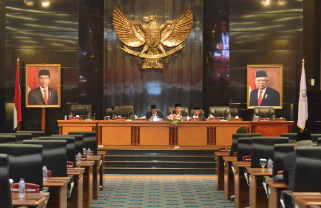 Sembilan fraksi di Dewan Perwakilan Rakyat Daerah (DPRD) Provinsi DKI Jakarta menyampaikan pandangannya terhadap Rancangan Peraturan Daerah (Raperda) Perubahan Bentuk Hukum Perseroan Terbatas Penjaminan Kredit Daerah (Jamkrida) Jakarta dan Pencabutan Perda nomor 1 tahun 2014 tentang Rencana Detail Tata Ruang dan Peraturan Zonasi (RDTR-PZ) dalam rapat paripurna. Fraksi PDI Perjuangan DPRD DKI Jakarta dalam pandangannya terkait usulan Perubahan bentuk hukum PT Jamkrida, meminta ketika BUMD ini menjadi Perseroan Daerah (Perseroda), maka wilayah usahanya harus tetap berada di Jakarta. “Kami berpandangan agar wilayah usahanya tetap di DKI Jakarta, dan tetap mengacu pada ketentuan perundang-undangan,” ujar Agustina, anggota Fraksi PDI Perjuangan DPRD DKI, Rabu (3/8). Sementara terkait Pencabutan Perda nomor 1 tahun 2014 tentang RDTR-PZ, fraksi PDI Perjuangan meminta Pemprov merinci hasil dari konsultasi publik yang telah dilaksanakan selama satu tahun lalu sebelum mengeluarkan Peraturan Kepala Daerah (Perkada). “Nantinya RDTR-PZ akan ditetapkan dengan Peraturan Gubernur. Oleh karena itu sudah dilakukan konsultasi publik sebanyak 12 kali pertemuan sejak 6 Juni 2020 sampai 29 Juni 2021. Berkenaan dengan pertemuan tersebut, kami mohon penjelasan ringkas atau garis besarnya,” kata Agustina. Fraksi Partai Gerindra DPRD DKI Jakarta dalam pandangannya terkait Raperda Perubahan bentuk hukum PT Jamkrida, meminta agar BUMD ini dapat mempersiapkan strategi lebih matang dalam mengembangkan usaha dan bisnisnya. “Seperti pengendalian risiko internal dalam proses penjaminan kredit, peningkatan kapasitas penyertaan modal dari Pemda maupun investor lainnya, serta meningkatkan kerjasama dengan lembaga lain terkait penjaminan kredit,” kata Esti Arimi Putri, anggota Fraksi Gerindra DPRD DKI Jakarta. Kemudian terkait Pencabutan Perda nomor 1 tahun 2014 tentang RDTR-PZ, fraksi Gerindra meminta agar mengakomodir peraturan, pengawasan dan potensi Pendapatan Asli Daerah (PAD) empat pulau reklamasi dalam Pergub RDTR. “Sebab selama ini sudah ada sejumlah 900 bangunan di atas lahan 4 Pulau, keberadaannya harus dimanfaatkan bagi kepentingan publik,” ungkap Esti. Fraksi PKS DPRD DKI Jakarta dalam pandangannya terkait Raperda Perubahan bentuk hukum PT Jamkrida, meminta agar BUMD ini bisa lebih aktif memberikan sosialisasi program-program yang dimilikinya. Sebab, PKS menilai hingga saat ini program yang dimiliki PT Jamkrida kurang eksis di masyarakat, salah satunya yakni program di unit syariah. “Selama ini keberadaan unit syariah di Jamkrida Jakarta ini kurang banyak diketahui publik. Padahal, tujuan dari pembentukan unit syariah ini untuk meningkatkan kinerja perusahaan dalam memberikan penjaminan kredit bagi UMKM,” ucap Taufik Zoelkifli, Sekrataris Fraksi PKS DPRD DKI Jakarta. Selanjutnya, terkait pencabutan Perda nomor 1 tahun 2014 tentang RDTR-PZ, fraksi PKS meminta agar isi Pergub harus lengkap dan detail sesuai dengan kebutuhan masyarakat, serta secepatnya disahkan untuk menghindari kekosongan hukum terutama ditingkat Kecamatan. “Fraksi PKS mengingatkan agar aturan tersebut harus selaras dengan prinsip-prinsip dalam Analisis Mengenai Dampak Lingkungan (AMDAL), Pertanahan, Perizinan, pembelaan terhadap UMKM terutama dalam kemudahan izin dan lokasi usaha,” tutur Zoelkifli. Fraksi Partai Demokrat DPRD DKI Jakarta dalam pandangannya terkait Raperda Perubahan bentuk hukum PT Jamkrida, meminta agar lebih optimal dalam menggunakan penambahan modal yang diberikan, pasalnya ketika status hukum Jamkrida telah menjadi Perseroda, maka ada penambahan modal dari Rp400 miliar menjadi Rp1,6 triliun. “Fraksi Demokrat meminta agar penggunaan dana PMD harus sesuai dengan business plan. Selain itu Penggunaan PMD harus digunakan secara tepat waktu sesuai dengan timeline saat pengajuannya,” ungkap Neneng Hasanah, anggota Fraksi Demokrat DPRD DKI Jakarta. Sementara terkait Pencabutan Perda nomor 1 tahun 2014 tentang RDTR-PZ, fraksi Demokrat meminta agar Pergub dapat mengakomodir penyelesaian masalah masyarakat yang terkena dampak dari proyek strategis nasional maupun daerah. “Kami berharap Pergub RDTR dapat mengakomodir seluruh pemangku kepentingan, utamanya masyarakat yang akan terdampak langsung dari Proyek Strategis Nasional dan Kegiatan Strategis Daerah. Jangan sampai mengorbankan hak-hak masyarakat Jakarta,”ucap Neneng. Fraksi PAN DPRD DKI Jakarta dalam pandangannya terkait Raperda Perubahan bentuk hukum PT Jamkrida, meminta penambahan modal dasar bisa dimanfaatkan untuk membantu menggerakan ekonomi masyarakat pasca pandemi, salah satunya dengan cara memberikan kredit untuk UMKM. “Dengan perubahan tersebut diharapkan bisa menjadi langkah untuk membantu perekonomian yang sampai saat ini belum pulih, baik untuk usaha perseorangan maupun UMKM,” tutur Husen, anggota Fraksi PAN DPRD DKI Jakarta. Lalu terkait Pencabutan Perda nomor 1 tahun 2014 tentang RDTR-PZ, fraksi PAN meminta agar Pergub dapat mengakomodir pemanfaatan kawasan pesisir sehingga dapat optimal. “Pemanfaatan kawasan pesisir seperti konservasi, rehabilitasi dan wisata harus dilakukan secara optimal serta berkesinambungan dengan perencanaan secara terpadu dan berkelanjutan,” ungkap Husen. Fraksi PSI DPRD DKI dalam pandangannya terkait Raperda Perubahan bentuk hukum PT Jamkrida, meminta agar penjaminan pinjaman kredit untuk UMKM hanya untuk wilayah Jakarta saja, sebab menggunakan dana dari APBD. “Kami berpendapat, sebaiknya Jamkrida Jakarta tetap berfokus pada penjaminan kredit UMKM di wilayah Jakarta, sehingga dapat memberikan dampak ekonomi yang lebih luas di wilayah Jakarta,” ucap August Hamonangan, Wakil Ketua Fraksi PSI DPRD DKI. Selanjutnya terkait Pencabutan Perda nomor 1 tahun 2014 tentang RDTR-PZ, fraksi PSI meminta agar Pergub dapat mengakomodasi solusi dari segala persoalan masyarakat yang telah diadukan beberapa waktu terakhir. “Sehingga harapan kami, masyarakat nantinya dapat menjalankan kegiatannya baik itu tempat tinggal, usaha, ataupun tempat ibadah, sarana pendidikan dan kesehatan dengan lancar dan sah sesuai dengan peraturan yang berlaku,” ucap August. Fraksi Partai NasDem DPRD DKI Jakarta dalam pandangannya terkait Raperda Perubahan bentuk hukum PT Jamkrida, meminta agar setelah disahkan menjadi perseroda, agar mengutamakan peminjaman kredit untuk usaha UMKM. “Kami berharap bisa menunjang Koperasi dan UMKM khususnya di DKI Jakarta, serta meningkatkan kegiatan ekonomi daerah serta sumber Pendapatan Asli Daerah,” kata Muhammad Idris, anggota Fraksi Partai NasDem DPRD DKI Jakarta. Lalu terkait Pencabutan Perda nomor 1 tahun 2014 tentang RDTR-PZ, fraksi NasDem meminta agar Pergub dapat mengatur seluruh permasalahan tentang tata ruang yang kerap membingungkan masyarakat. “Dapat sebagai langkah strategis pemerintah dalam mengatasi berbagai permasalahan tata ruang administrasi wilayah, pembagian zonasi, serta pembangunan investasi yang diakibatkan oleh tumpang tindih akibat kompleksnya pengaturan penataan rang selama ini,” ucap Idris. Fraksi Partai Golkar DPRD DKI Jakarta dalam pandangannya terkait Raperda Perubahan bentuk hukum PT Jamkrida, meminta agar setelah status berubah menjadi perseroda, maka dapat memperluas cakupan sehingga banyak UMKM yang dapat terbantu. “Pada tahun-tahun selanjutnya dapat memperluas pangsa pasar UMKM yang melakukan pinjaman pada bank-bank umum baik konvensional maupun syariah dan lembaga keuangan non bank,” ungkap Basri Baco, Ketua Fraksi Partai Golkar DPRD DKI Jakarta. Sementara terkait Pencabutan Perda nomor 1 tahun 2014 tentang RDTR-PZ, fraksi Golkar berharap nantinya Pergub bisa membantu masyarakat yang selama ini kesulitan dalam mengurus izin karena terkendala zonasi. “Banyak hak-hak masyarakat yang masih terbelenggu masalah perizinan dan rencana penataan jalur hijau yang harus diberikan kepastian hukumnya kepada masyarakat,” ungkap Baco. Fraksi PKB-PPP DPRD DKI dalam pandangannya terkait Raperda Perubahan bentuk hukum PT Jamkrida, meminta agar BUMD ini nantinya dapat meningkatkan penjaminan kredit untuk para pengusaha kecil atau UMKM demi mensejahterakan rakyat. “Sebab UMKM selama pandemi Covid 19 juga menjadi lahan penghidupan rakyat di tengah terbatasnya lapangan kerja dan usaha, sehingga berperan penting mengurangi dampak ekonomi dan sosial,” kata Sutikno, Bendahara Fraksi PKB-PPP DPRD DKI. Terakhir, terkait Pencabutan Perda nomor 1 tahun 2014 tentang RDTR-PZ, fraksi PKB-PPP berharap setelah menjadi Pergub, target ruang terbuka hijau (RTH) di Jakarta dapat segera terpenuhi. “Semoga pemenuhan target RTH yang sampai sekarang baru mencapai sekitar 10% dari target 30% sebagaimana amanat Undang-Undang Nomor 26 Tahun 2007 tentang Penataan Ruang dapat segera terpenuhi,” tandas Sutikno.