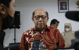 Badan Pembentukan Peraturan Daerah (Bapemperda) DPRD Provinsi DKI Jakarta menyepakati usulan pencabutan Perda Nomor 1 Tahun 2014 tentang Rencana Detail Tata Ruang dan Peraturan Zonasi (RDTR-PZ). Ketua Bapemperda DPRD DKI Jakarta Pantas Nainggolan mengatakan, pencabutan payung hukum tersebut disepakati mengingat telah ditetapkannya Peraturan Gubernur (Pergub) Nomor 31 Tahun 2022 tentang Rencana Detail Tata Ruang dan Peraturan Zonasi (RDTR-PZ). Sesuai amanat Undang-Undang Nomor 11 Tahun 2020 tentang Cipta Kerja, peraturan tata ruang dan zonasi diamanatkan diatur dalam bentuk Peraturan Kepala Daerah (Perkada). Detail amanat itu pun dituangkan dalam Peraturan Pemerintah Nomor 21 Tahun 2021 tentang Penyelenggaraan Penataan Ruang. “Kita sepakat bahwa Perda nomor 1 Tahun 2014 resmi dicabut karena sudah digantikan dengan pergub nomor 31 Tahun 2022,” ujar Pantas di Gedung DPRD DKI Jakarta, Senin (15/8). Pada kesempatan yang sama Kepala Dinas Cipta Karya Tata Ruang dan Pertanahan (DCKTRP) Provinsi DKI Jakarta Heru Hermawanto berharap setelah disetujui Pergub tentang RDTR, layanan terhadap masyarakat dapat segera dijalankan sesuai undang undang yang berlaku. “Harapan kita, mungkin masyarakat akan berharap banyak terkait diberlakukannya pergub tentang RDTR, karena ini akan memudahkan, membantu masyarakat khususnya baik itu masyarakat kecil dan bawah yang terkendala kepemilikan karena tata ruang yang menghambat,” tandasnya.