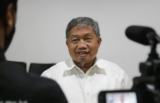 Badan Pembentukan Peraturan Daerah (Bapemperda) DPRD DKI Jakarta menggelar rapat kerja perdana untuk menindaklanjuti usulan rancangan Perda tentang Pengelolaan Keuangan Daerah (PKD). Ketua Bapemperda DPRD DKI Jakarta Pantas Nainggolan menjelaskan, sebagai awalan pihaknya telah menggelar rapat dengar pendapat (RDP) untuk menerima masukan sebagai bahan penyempurnaan Raperda tersebut. “Jadi berangkat dari itu ada juga semangat perbaikan karena ini juga merupakan revisi dari perda yang lama. Disamping sudah tidak sesuai lagi dengan aturan aturan yang lebih tinggi, juga mungkin dengan kebutuhan saat ini tidak sesuai,” ujarnya di gedung DPRD DKI Jakarta, Senin (15/8). Sementara itu Wakil Ketua Bapemperda DPRD DKI Jakarta Abdurrahman Suhaimi berharap Raperda tersebut dapat diselesaikan di tahun 2022. Sebab hal tersebut berkaitan dengan pembahasan APBD 2023 serta pelayanan masyarakat. “Jadi kita berharap nantinya reperda ini bisa diselesaikan secara tepat waktu. Sehingga memperlancar pembahasan APBD di tahun 2023. Saya setuju ada improvisasi. Improvisasi tetapi tentu tidak boleh bertentangan dengan peraturan yang ada,” terangnya. Sementara itu Kepala Badan Pengelola Keuangan Daerah (BPKD) DKI Jakarta Edi Sumantri mengatakan, sebelumnya Raperda Pengelolaan Keuangan Daerah berpedoman pada Perda Nomor 5 Tahun 2007 tentang PKD yang didasari oleh Peraturan Pemerintah Nomor 58 tahun 2005 tentang Pengelolaan Keuangan dan Peraturan Menteri Dalam Negeri Nomor 13 Tahun 2006 tentang Pedoman PKD. “Sebagai dasar hukum baru Peraturan Pemerintah Nomor 13 Tahun 2019 tentang Pengelolaan Keuangan Daerah sebagai pengganti PP Nomor 58 Tahun 2005, dan juga turunannya Peraturan Menteri Dalam Negeri Nomor 77 Tahun 2020 tentang Pedoman Teknis Pengelolaan Keuangan Daerah,” papar Edi.