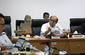 Badan Pembentukan Peraturan Daerah (Bapemperda) DPRD DKI Jakarta menyebut rancangan Peraturan Daerah (Raperda) tentang Pengendalian Lalu Lintas Secara Elektronik akan menjadi gerbang memodernisasi pengelolaan sistem transportasi Ibu Kota. Ketua Bapemperda DPRD DKI Jakarta Pantas Nainggolan berharap, payung hukum tersebut kedepannya akan menjadi aturan baku pengelolaan lalu lintas berbasis elektronik yang mampu menuntaskan masalah kemacetan Jakarta. “Karena ganjil-genap ini masih solusi temporer. Maka melalui ini (Raperda) akan jauh lebih efektif dengan kecepatan layanan. Tidak perlu ngetap, jadi begitu (kendaraan) lewat langsung ketangkap, begitu,” ujarnya usai menggelar rapat dengar pendapat di gedung DPRD DKI Jakarta, Selasa (16/8). Pantas menjelaskan, teknis pengelolaan transportasi di Jakarta sejatinya telah dituangkan dalam Perda Nomor 5 Tahun 2014 tentang Transportasi. Namun beleid tersebut belum eksplisit mengatur mengenai solusi pengendalian kemacetan dan polusi akibat lalu lintas Jakarta. “Nah maka dua hal ini sangat erat kaitannya untuk mengurai masalah kemacetan, masalah polusi, masalah tertib lalu lintas dan sebagainya,” terangnya. Dalam rapat dengar pendapat tersebut, Southeast Asia Director The Institute for Transportation and Development Policy (ITDP) Indonesia Faela Sufa berharap Raperda tentang Pengendalian Lalu Lintas Elektronik menjadi basis hukum yang kuat untuk diimplementasikan secara masif. Selain itu ia mengusulkan adanya ruang fleksibilitas dalam raperda tersebut guna mengakomodasi perubahan dan monitoring penerapan Partial Leatest Square (PLS) pada moda transportasi publik. “Kami usulkan adanya ruang fleksibilitas dalam raperda agar nantinya dapat mengakomodasi perubahan yang diperlukan yang tentu saja sudah berdasarkan kajian kemudian monitoring dan juga evaluasi dari penerapan PLS,” tandas Sufa.