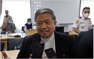 Badan Pembentukan Peraturan Daerah (Bapemperda) DPRD DKI Jakarta mulai melakukan pembahasan terhadap usulan Rancangan Perda (Raperda) tentang Rencana Induk Transportasi (RIT). Ketua Bapemperda DPRD DKI Jakarta Pantas Nainggolan mengatakan, payung hukum tersebut disusun dengan tujuan utama mampu memindahkan warga agar beralih dari kendaraan pribadi ke transportasi publik. Bagaimana upaya tersebut agar tercapai akan dituangkan dalam Raperda tersebut, seperti contoh integrasi moda transportasi yang ada di Jakarta, kemudian optimalisasi fungsi dari kawasan Transit Oriented Development (TOD). “Kalau kita lihat masalahnya lebih banyak pengendara pribadi, bagaimana kebijakan-kebijakan melalui peraturan daerah ini mampu mendorong orang berpindah dari kendaraan pribadi menjadi kendaraan publik. Maka itu yang harus menjadi faktor faktor pendorong,” ujar Pantas usai menggelar rapat dengar pendapat di Gedung DPRD DKI, Selasa (16/8). Pada kesempatan yang sama, Wakil Ketua Bapemperda DPRD DKI Jakarta Abdurrahman Suhaimi berharap Raperda tersebut dapat meningkatkan pertumbuhan ekonomi dan kesehatan masyarakat DKI Jakarta. Tentunya dengan menggunakan transportasi publik berbasis listrik dapat menekan angka polusi udara di Kota Jakarta. “Yang perlu diperhatikan keamanan kenyaman dan aspek ketepatan waktu jika itu di rasakan oleh masyarakat nanti mereka akan beralih ke angkutan umum dan satu lagi terjangkau,” terangnya. Sementara itu Kepala Dinas Perhubungan Provinsi DKI Jakarta Syafrin Liputo menanggapi penyusunan Raperda RIT sudah berdasarkan landasan hukum yang dikaji secara komprehensif dalam naskah akademis. Sisi filosofis dalam bertransportasi dalam naskah akademis yang harus mendapat perhatian penting. “Melihat dari aspek filosofisnya harus ada perubahan paradigma penanganan permasalahan trasnportasi Jakarta yang sebelumnya dari Car Oriented Davelopment menjadi Transit Oriented Davelopment dengan mengedepankan dua aspek yaitu di sisi angkutan umum ada pull aspek dan disisi angkutan pribadi itu ada push aspek,” jelas Syafrin.